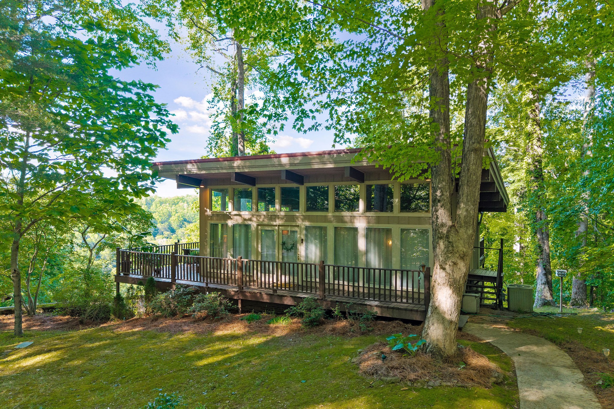 698 Crestview Dr