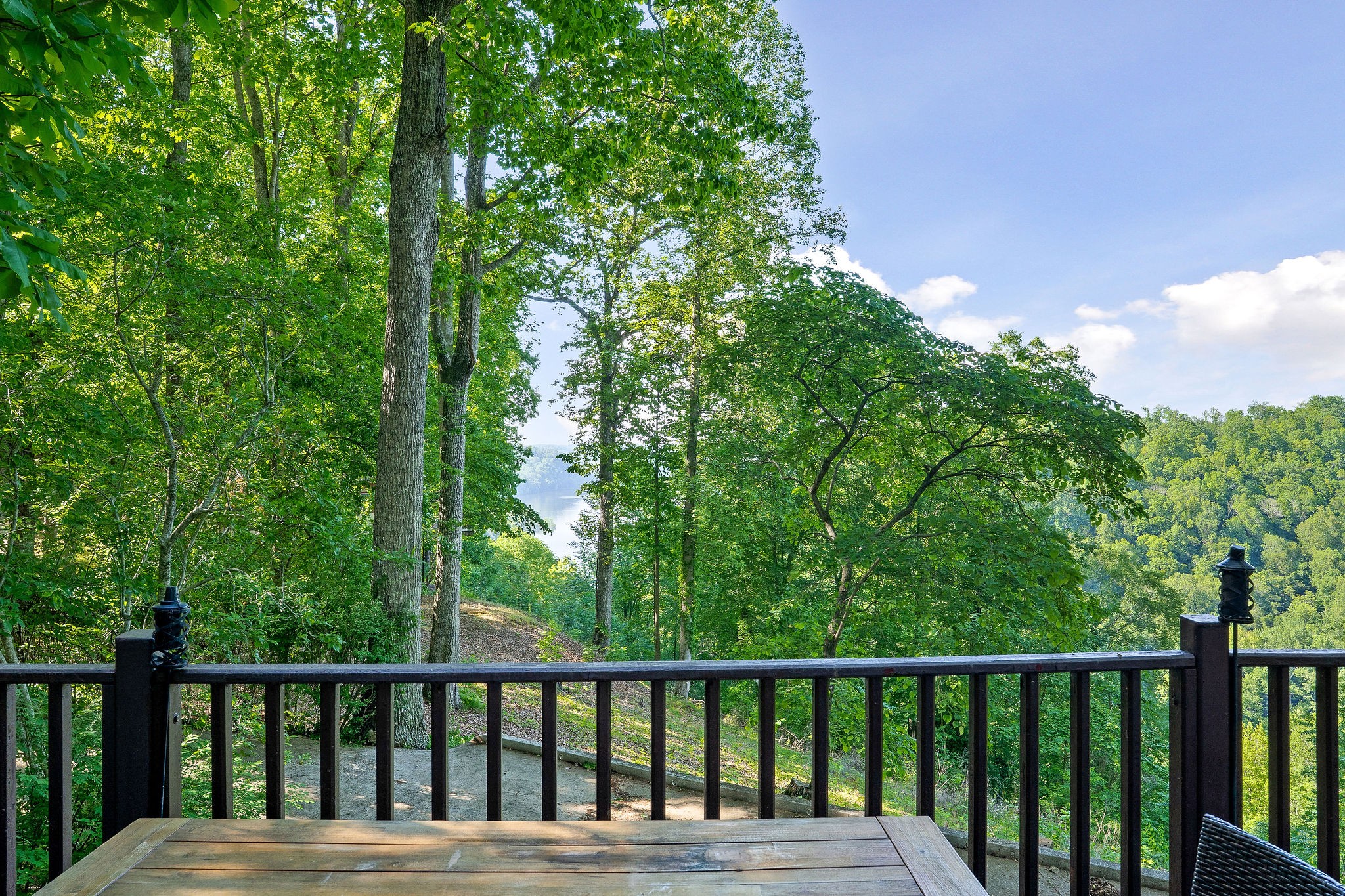 698 Crestview Dr