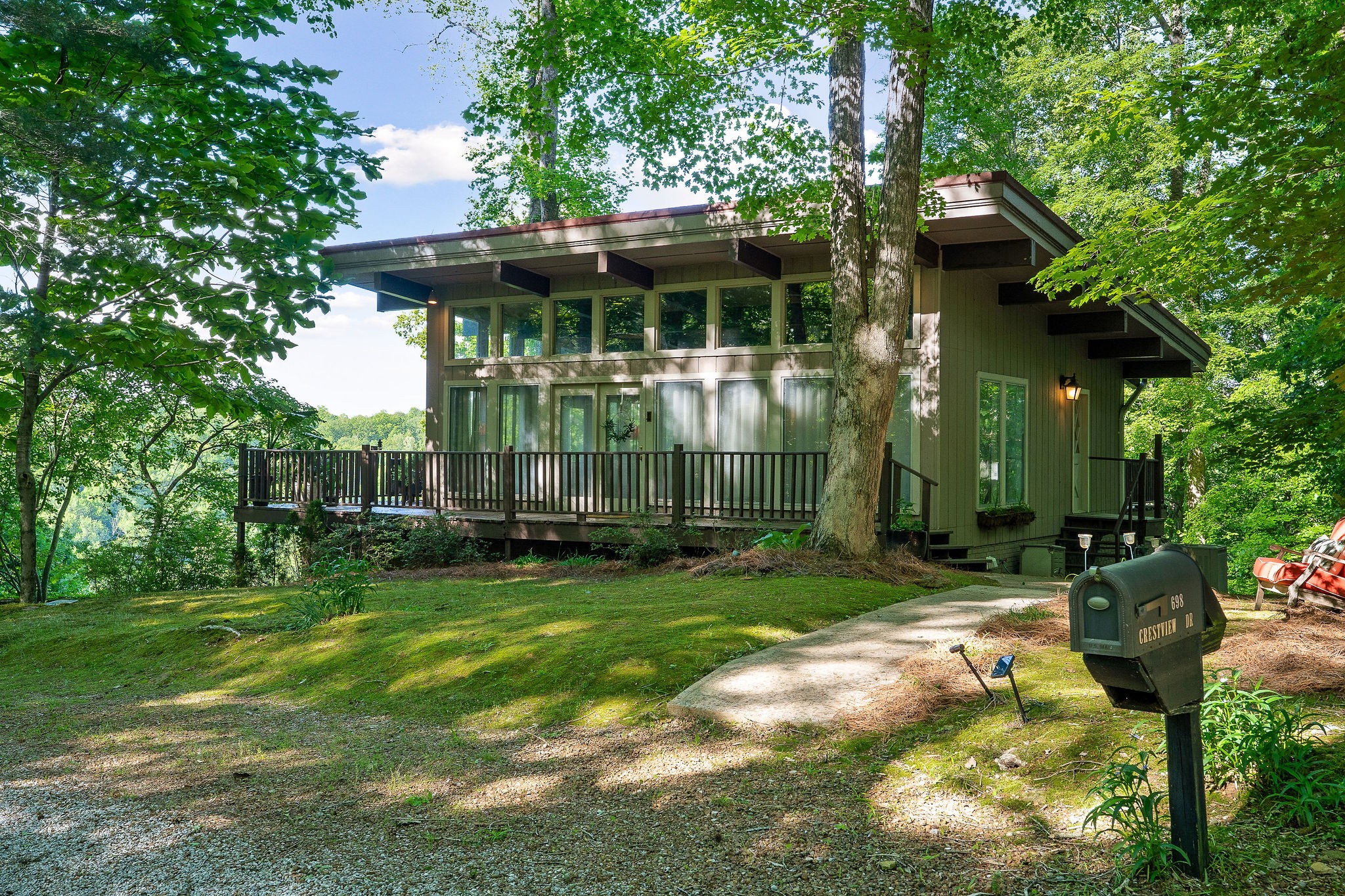 698 Crestview Dr
