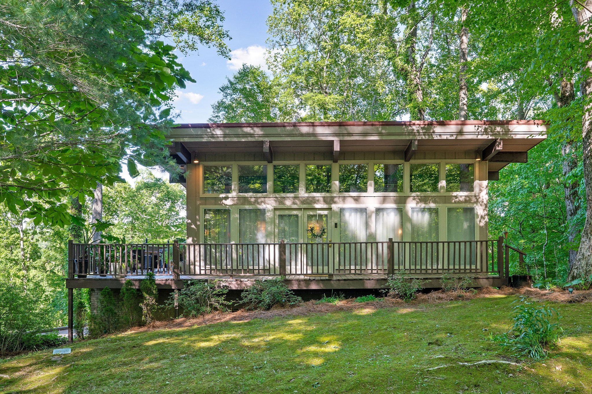 698 Crestview Dr