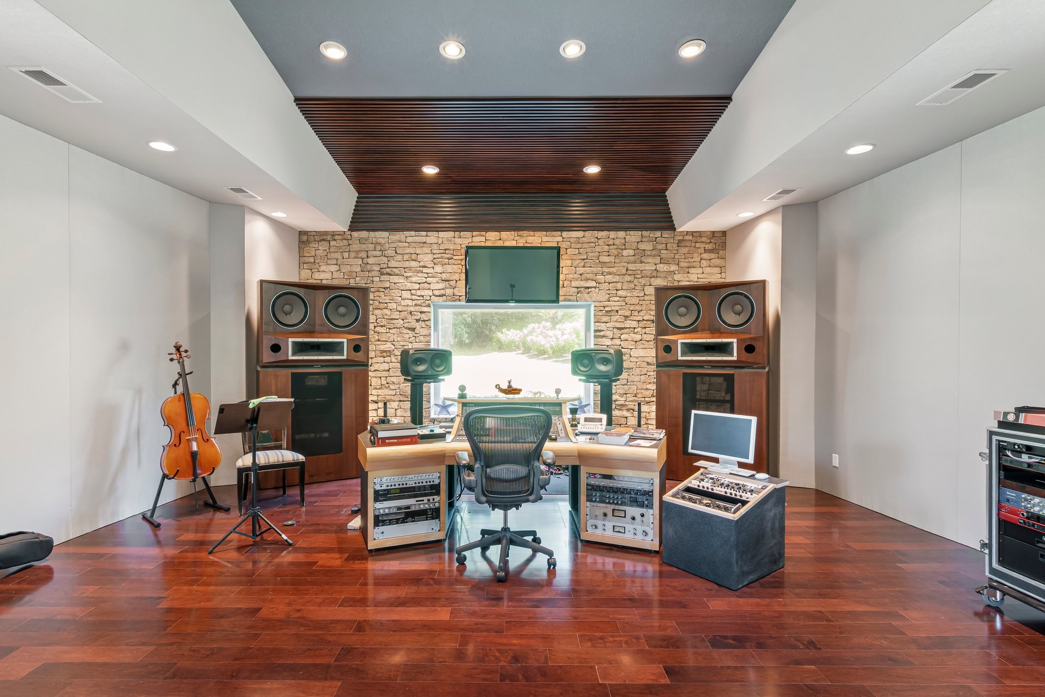 2111 Lovelace Lane