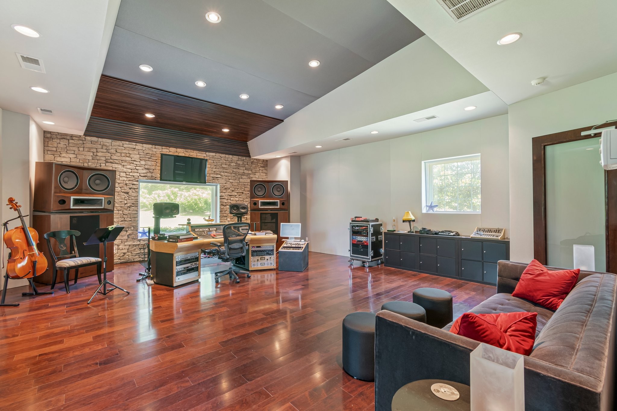 2111 Lovelace Lane