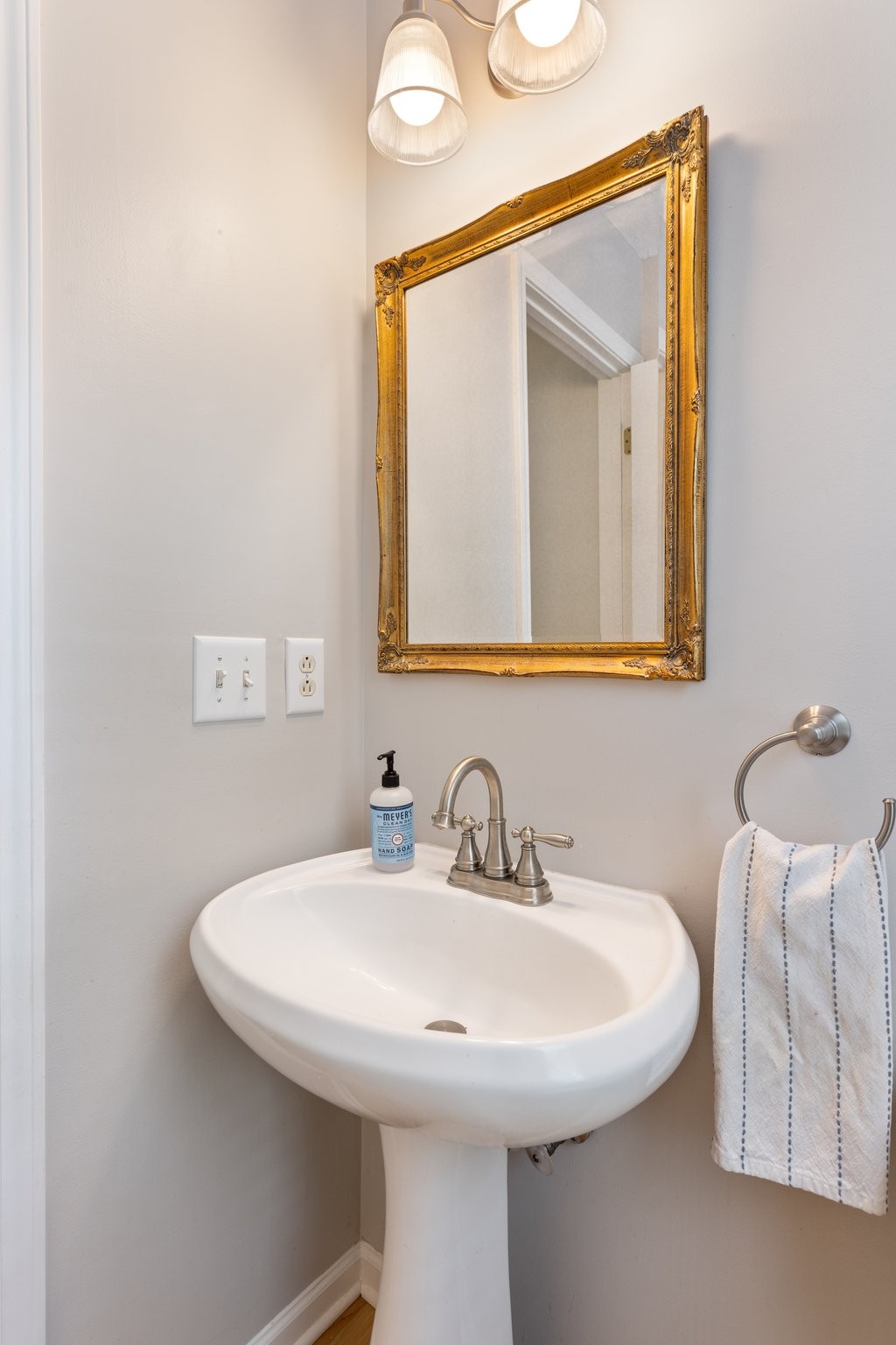 7104 Commonwealth Cir