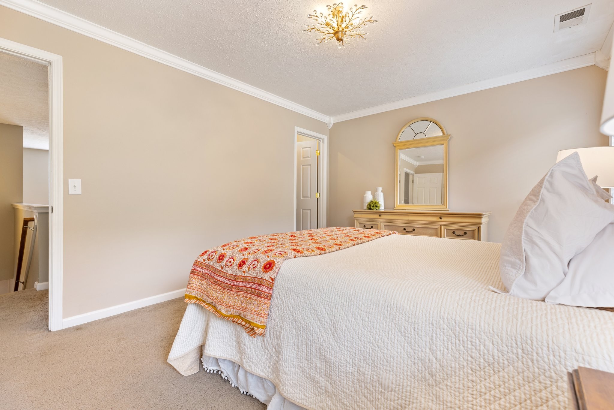 7104 Commonwealth Cir