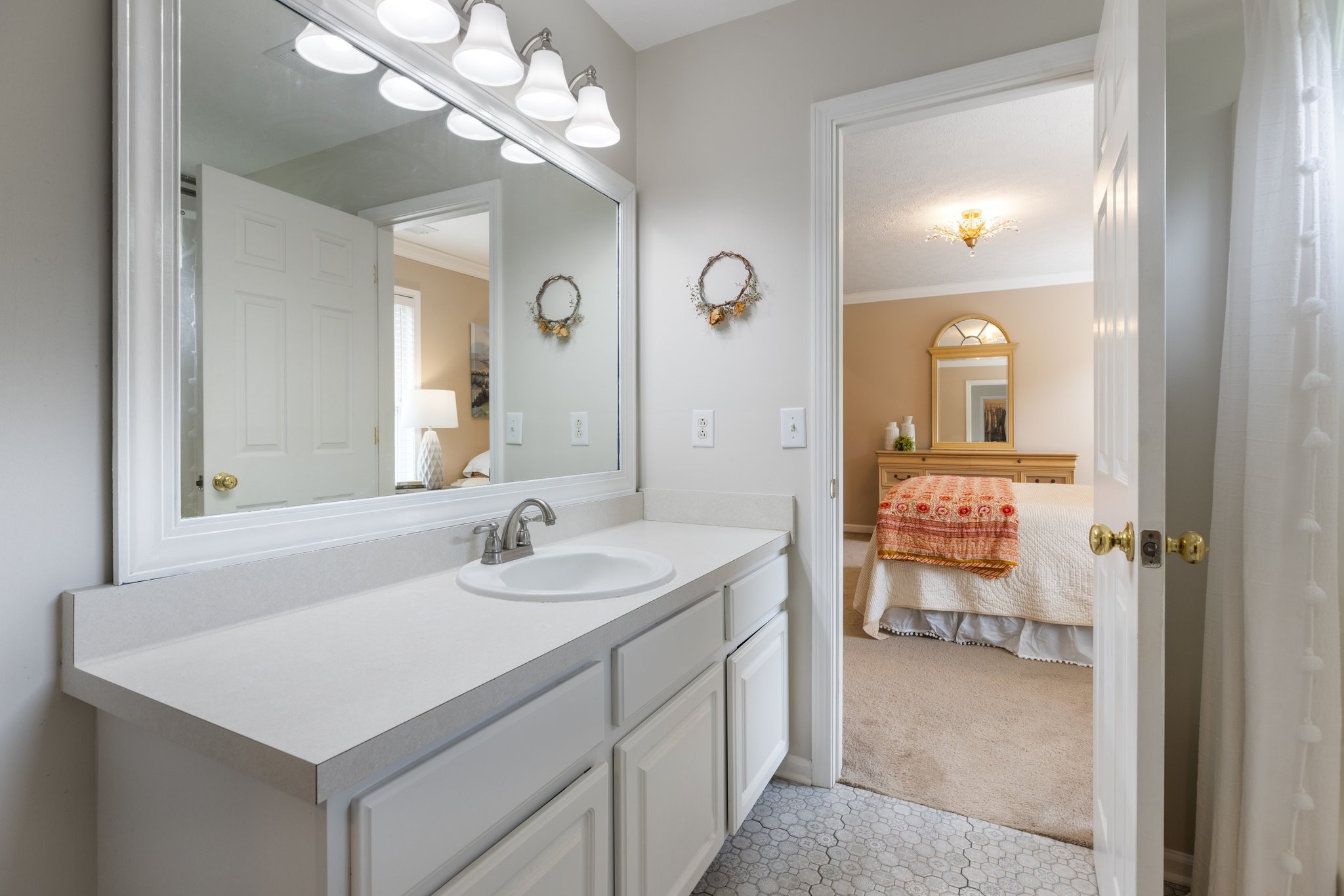 7104 Commonwealth Cir