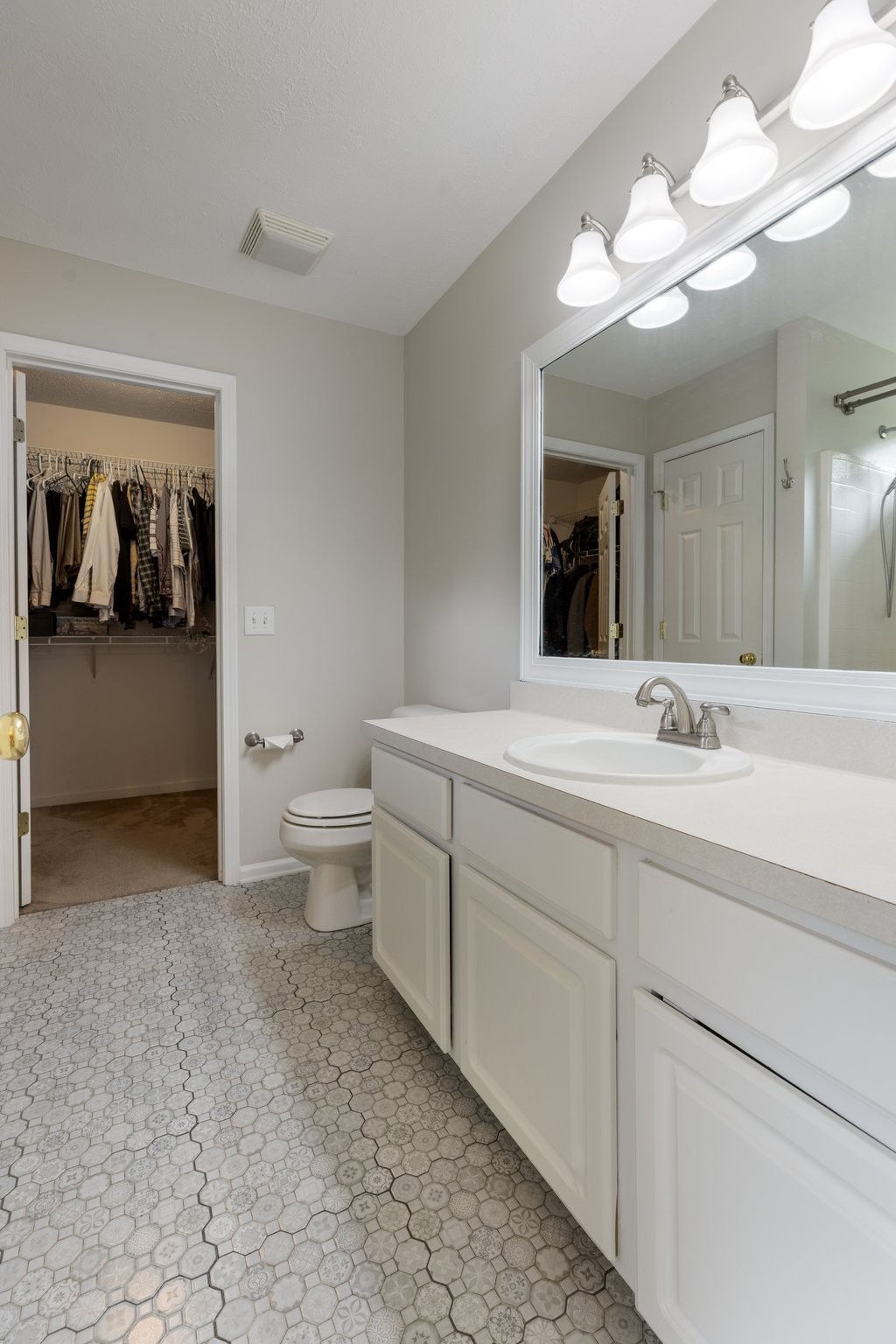 7104 Commonwealth Cir