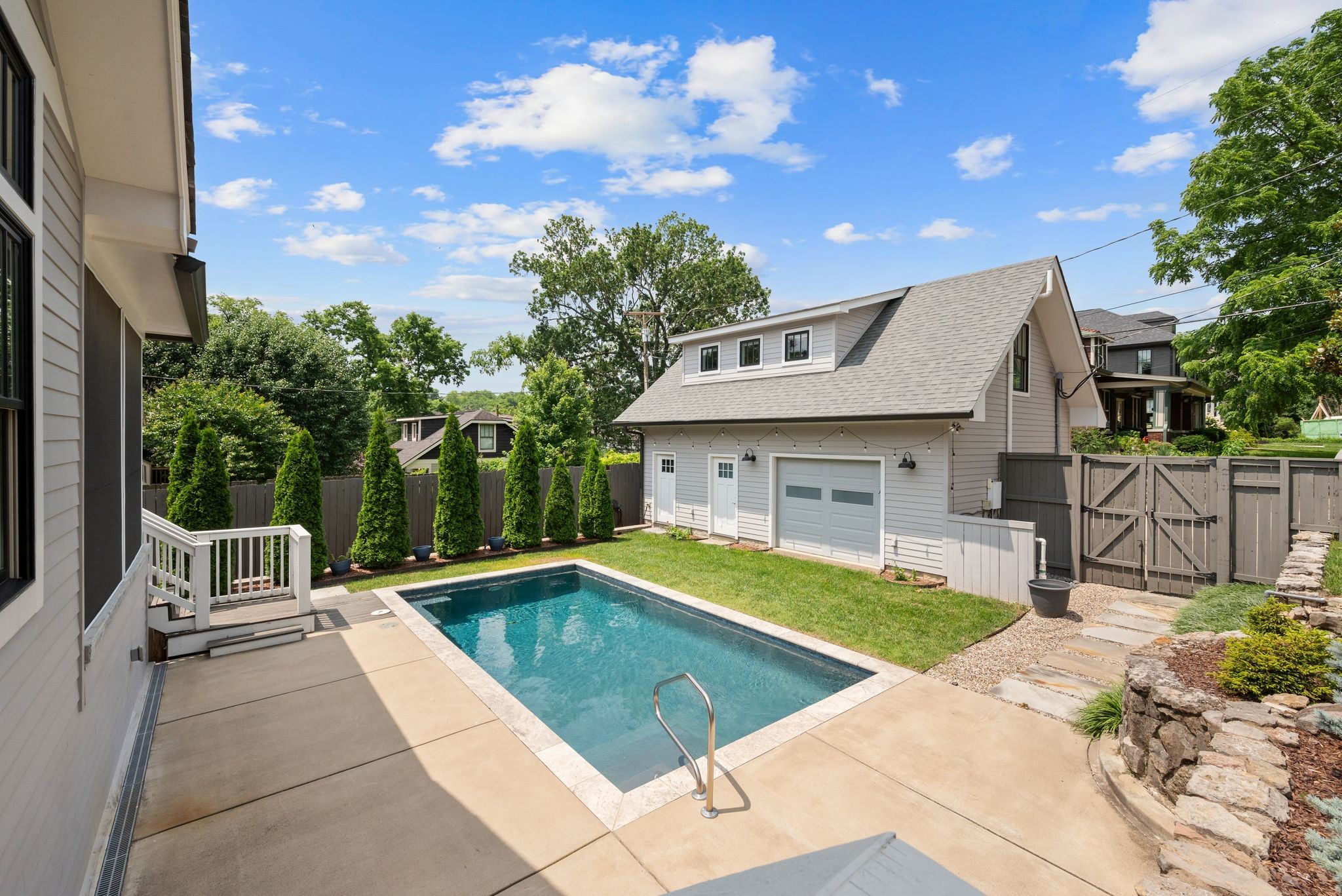 2601 Oakland Ave
