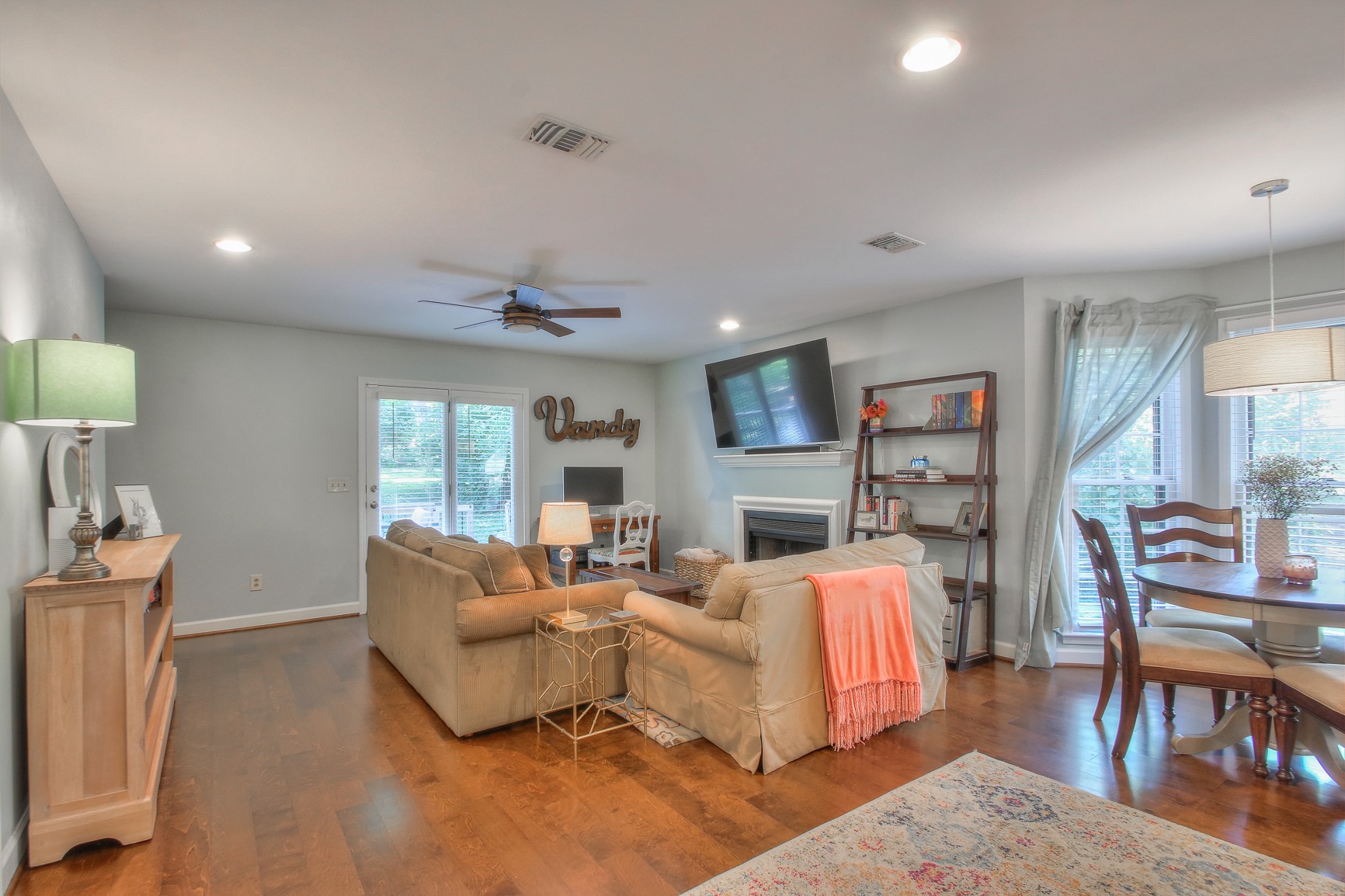3321 Lealand Ln
