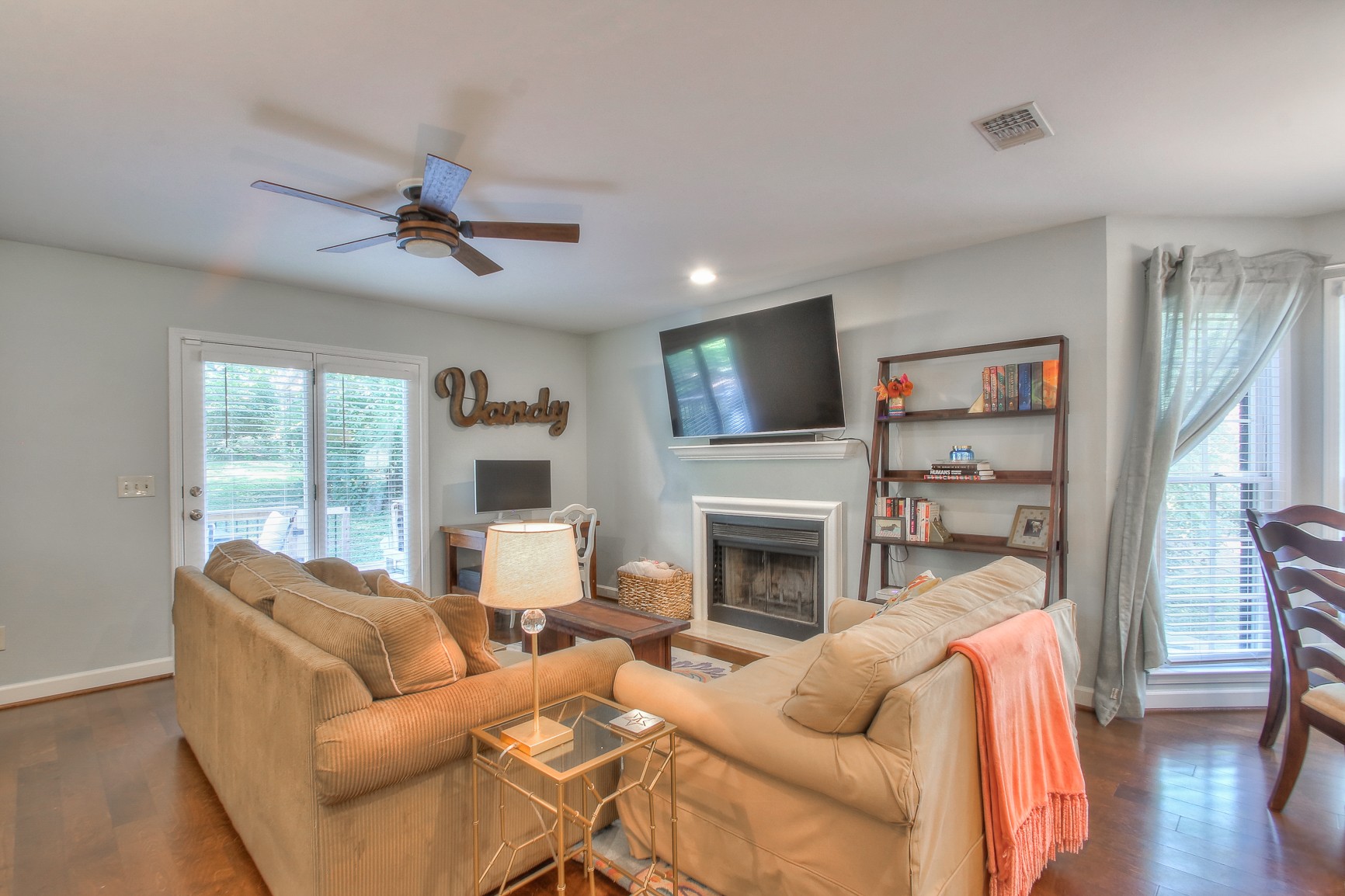 3321 Lealand Ln