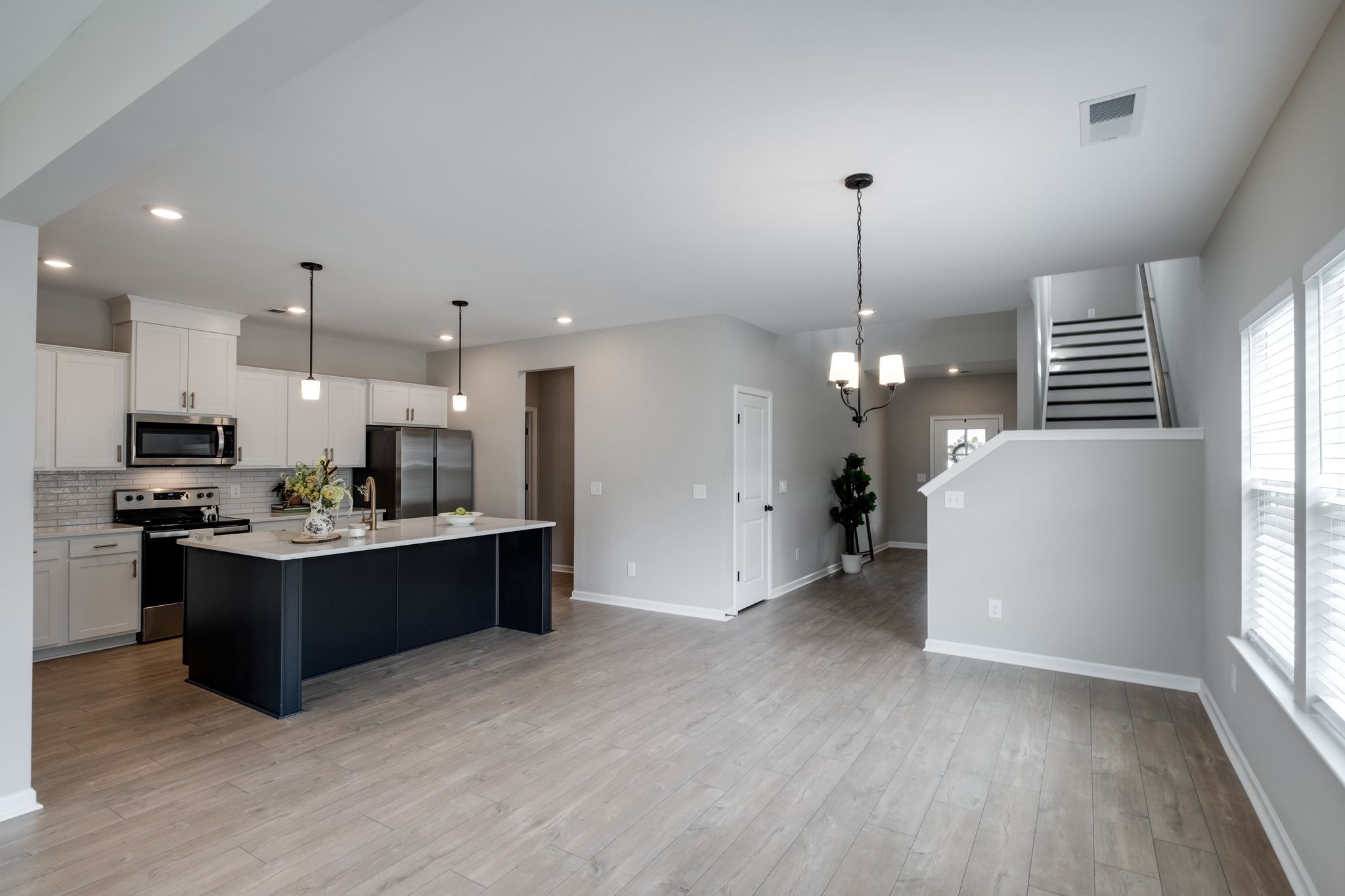 8152 Warbler Way