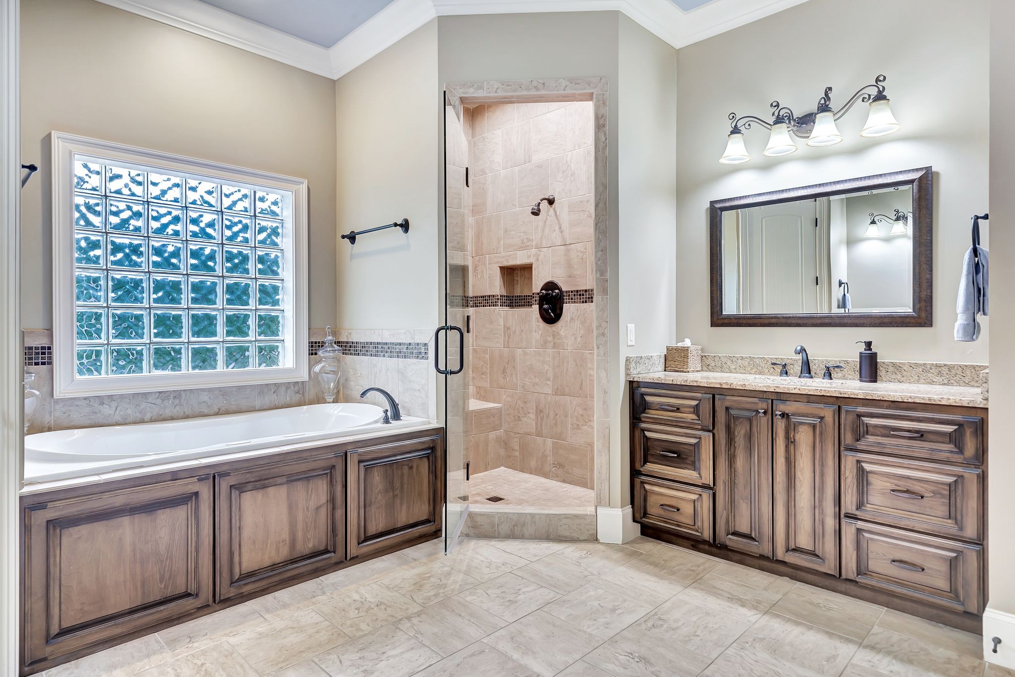 2811 Craythorne Dr