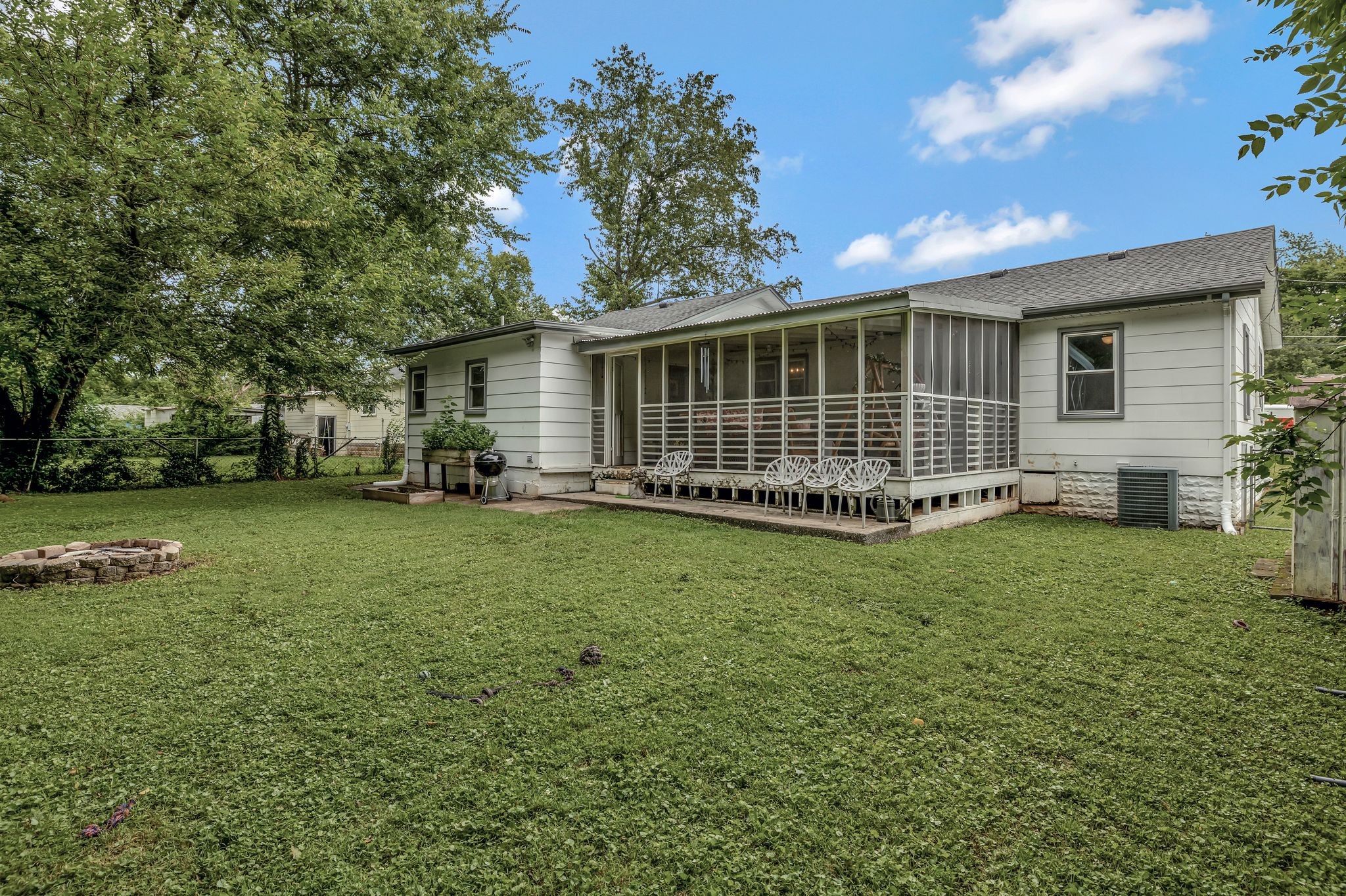 1519 Graybar Ln