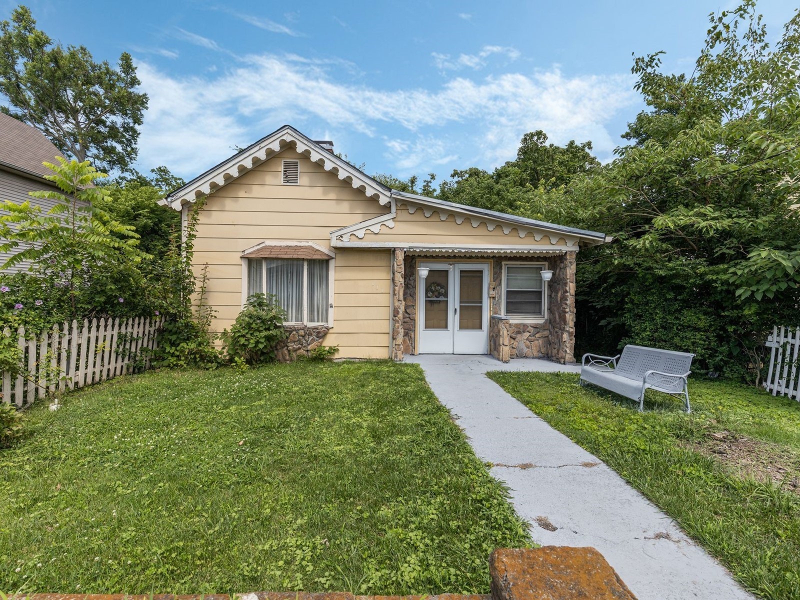 111 Lewis St