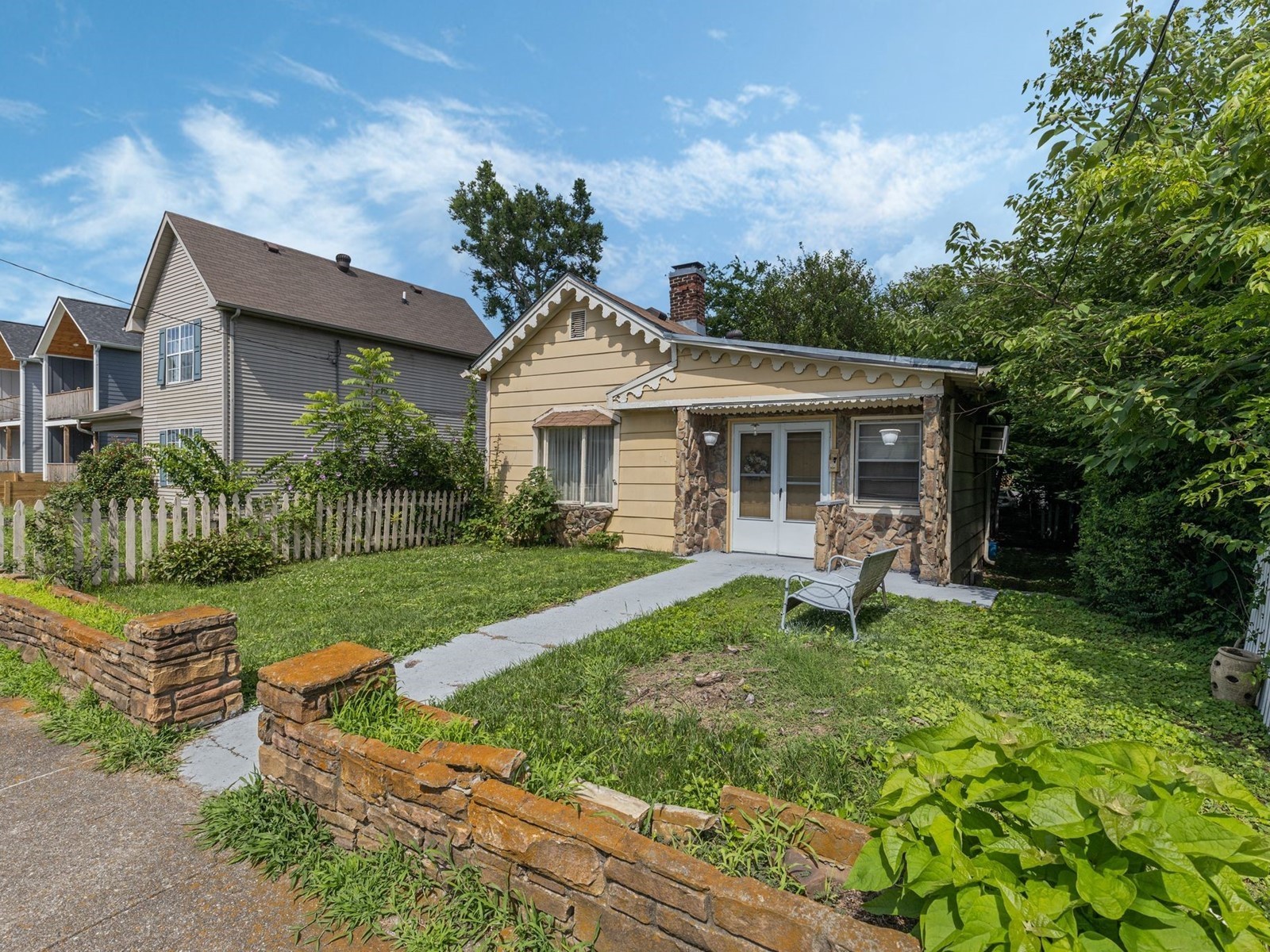 111 Lewis St