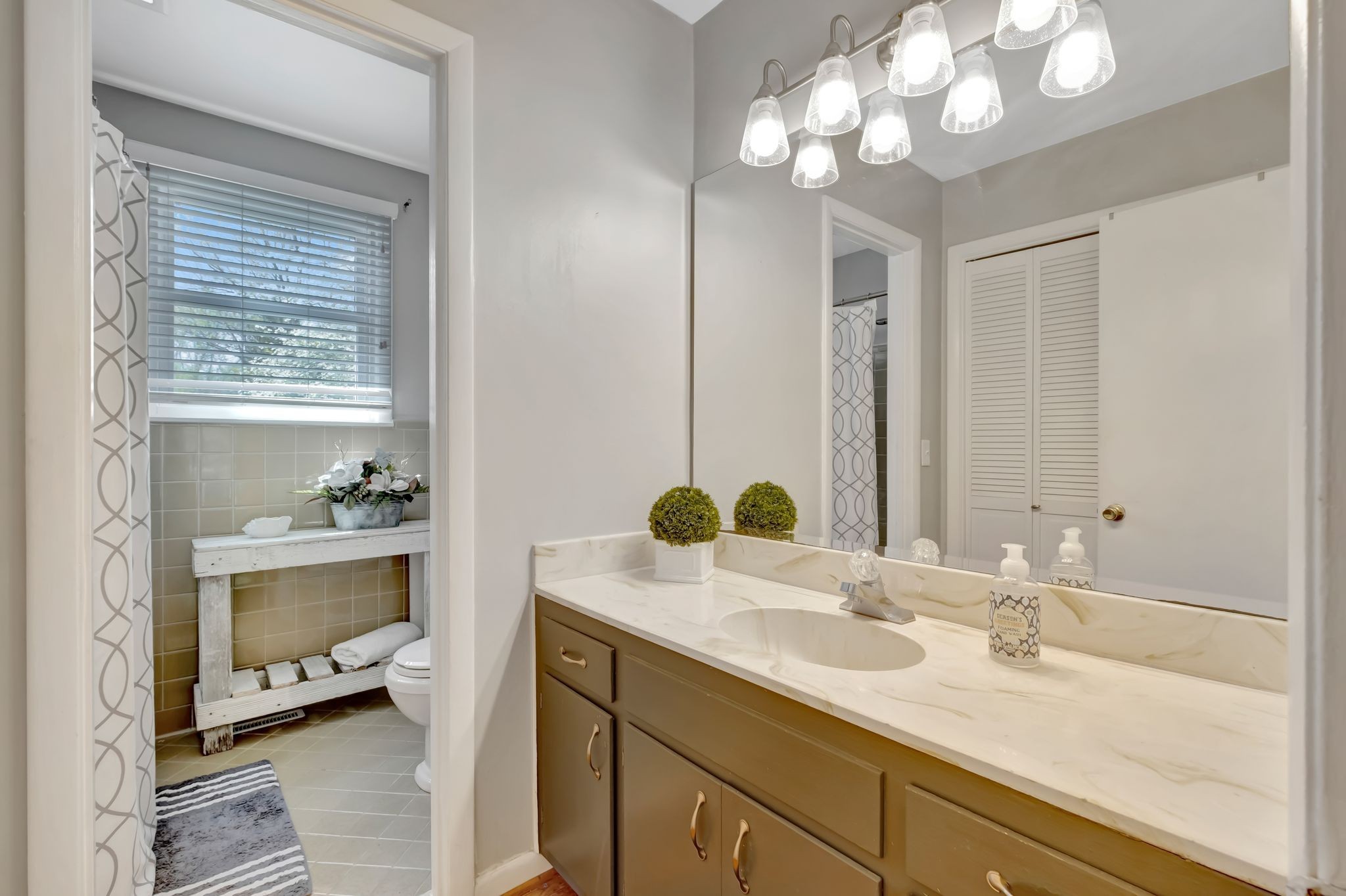 1803 W Lori Lee Dr