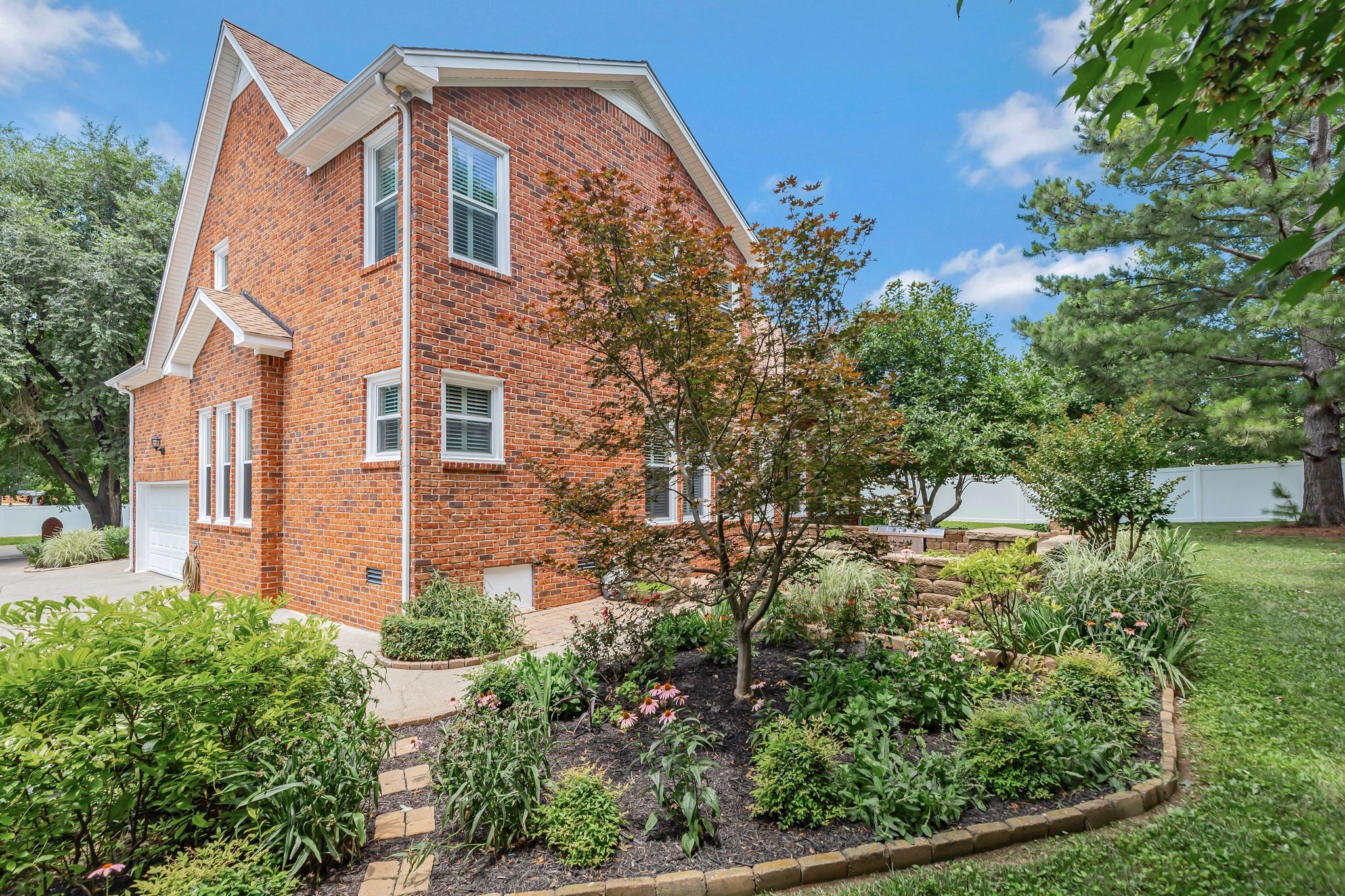 2910 Chaucer Dr