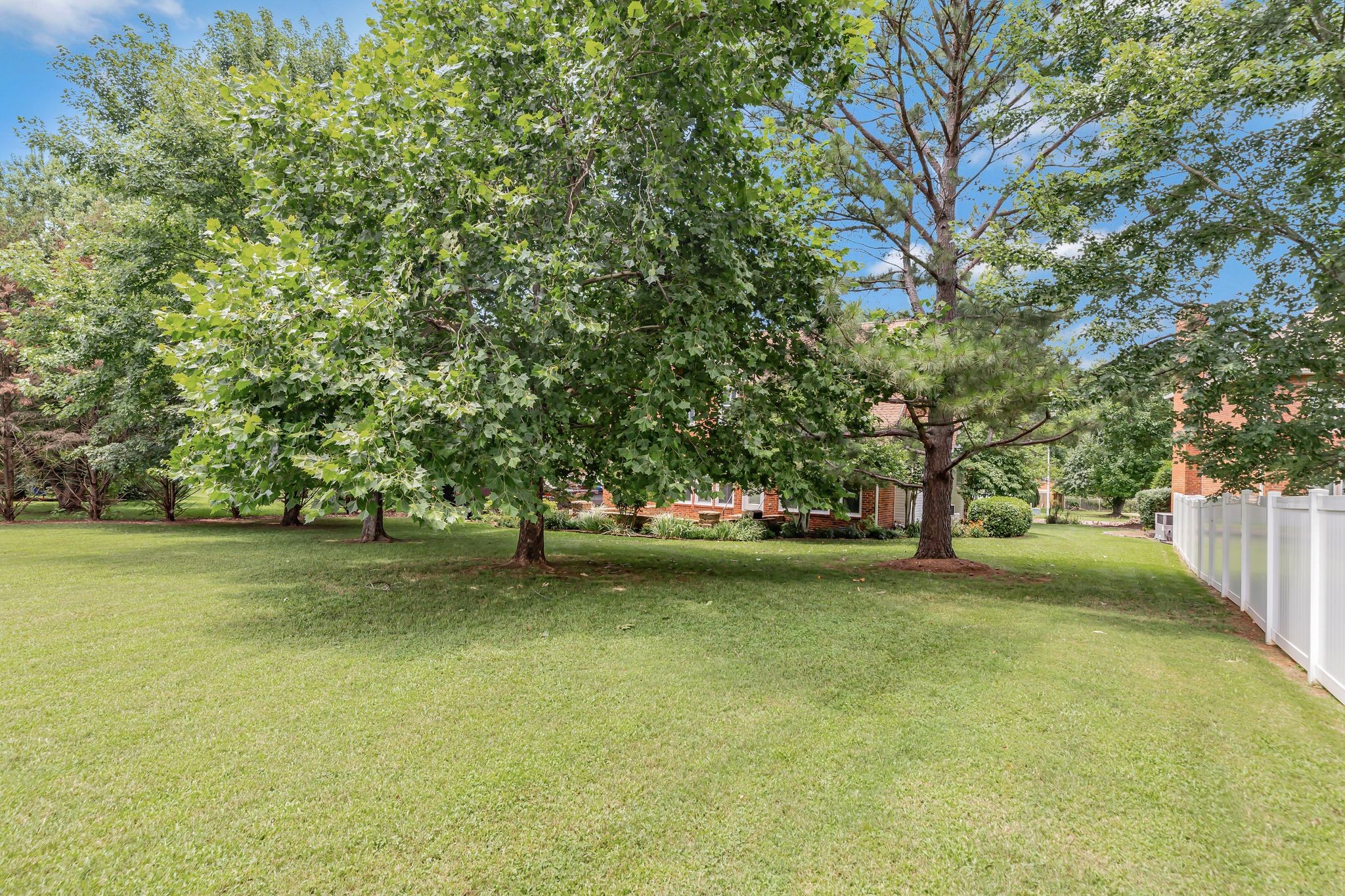2910 Chaucer Dr