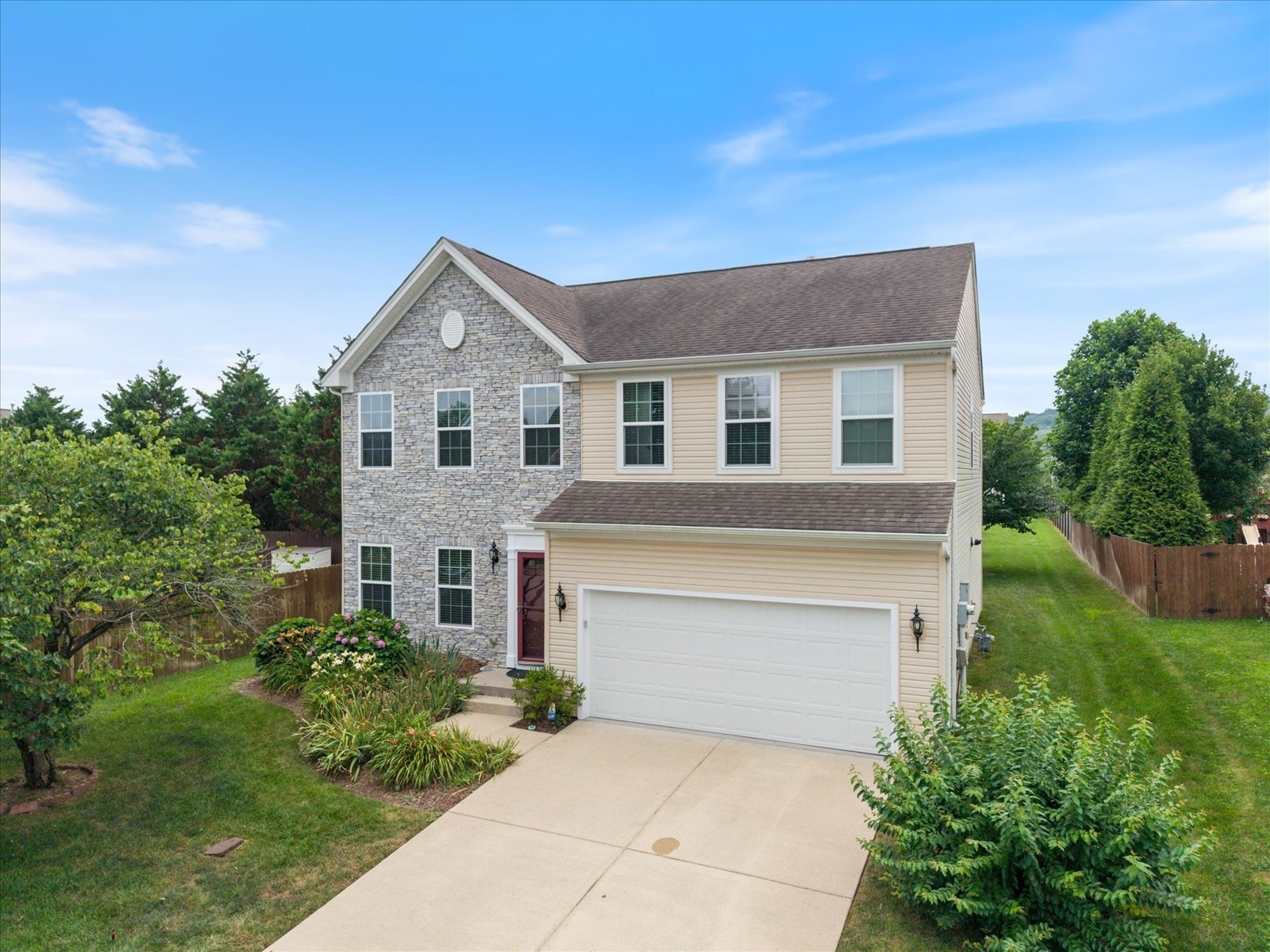 824 Gloucester Ln