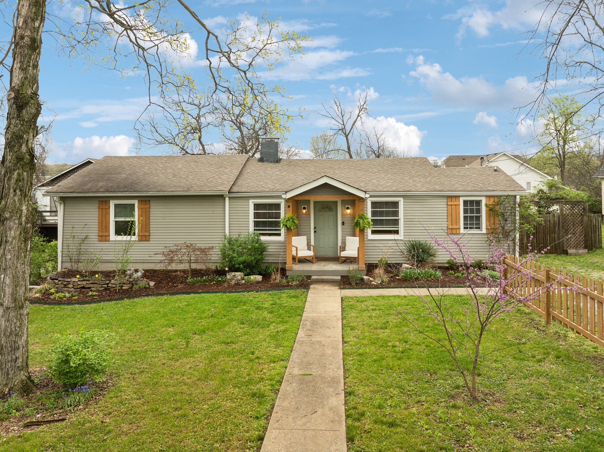 207 Queen Ave