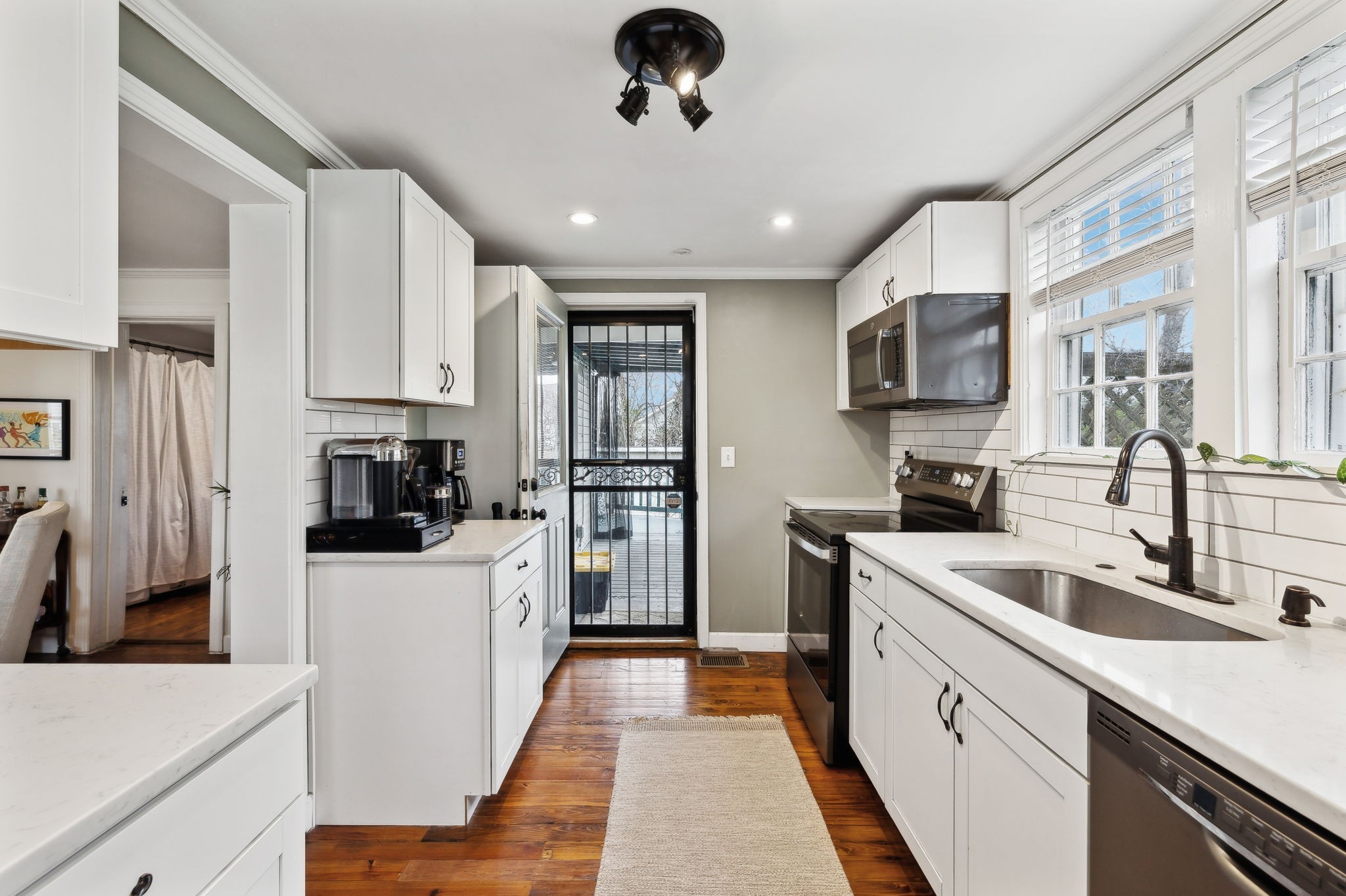 207 Queen Ave