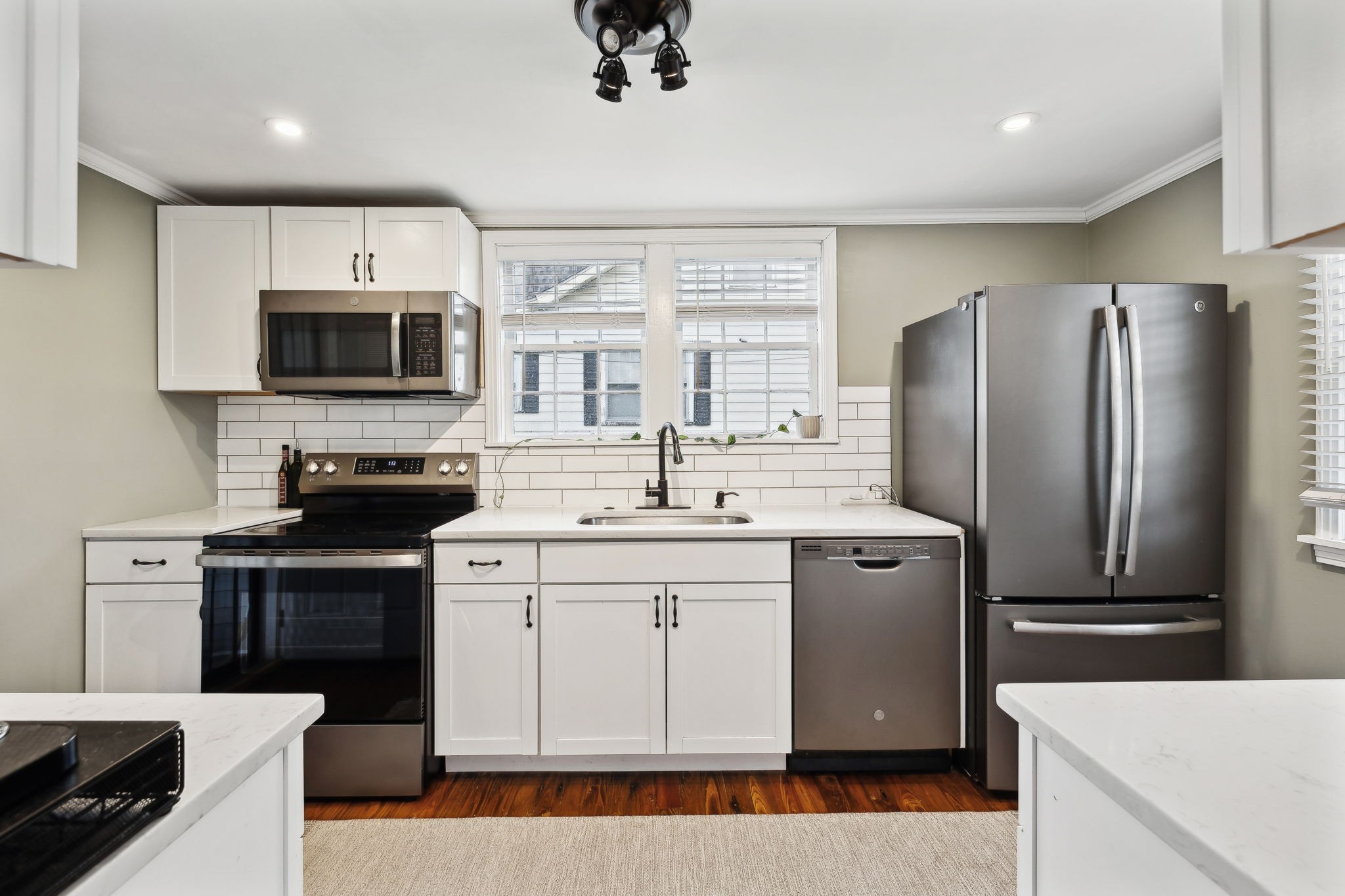 207 Queen Ave