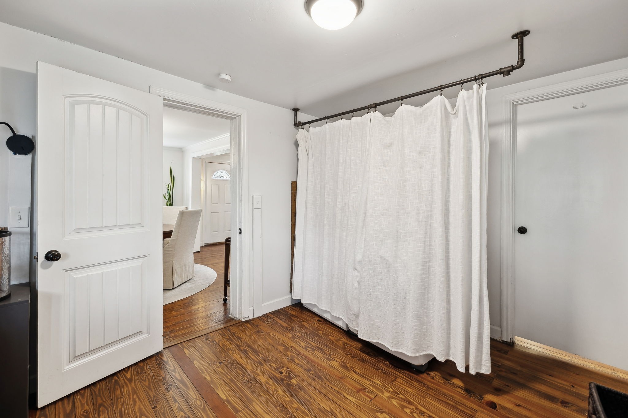 207 Queen Ave