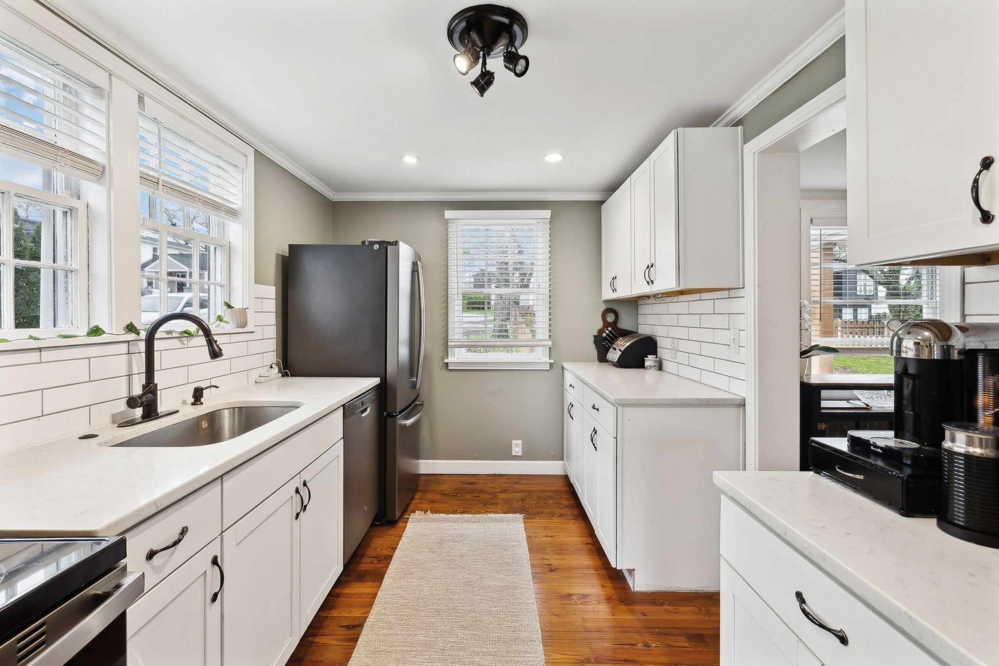 207 Queen Ave