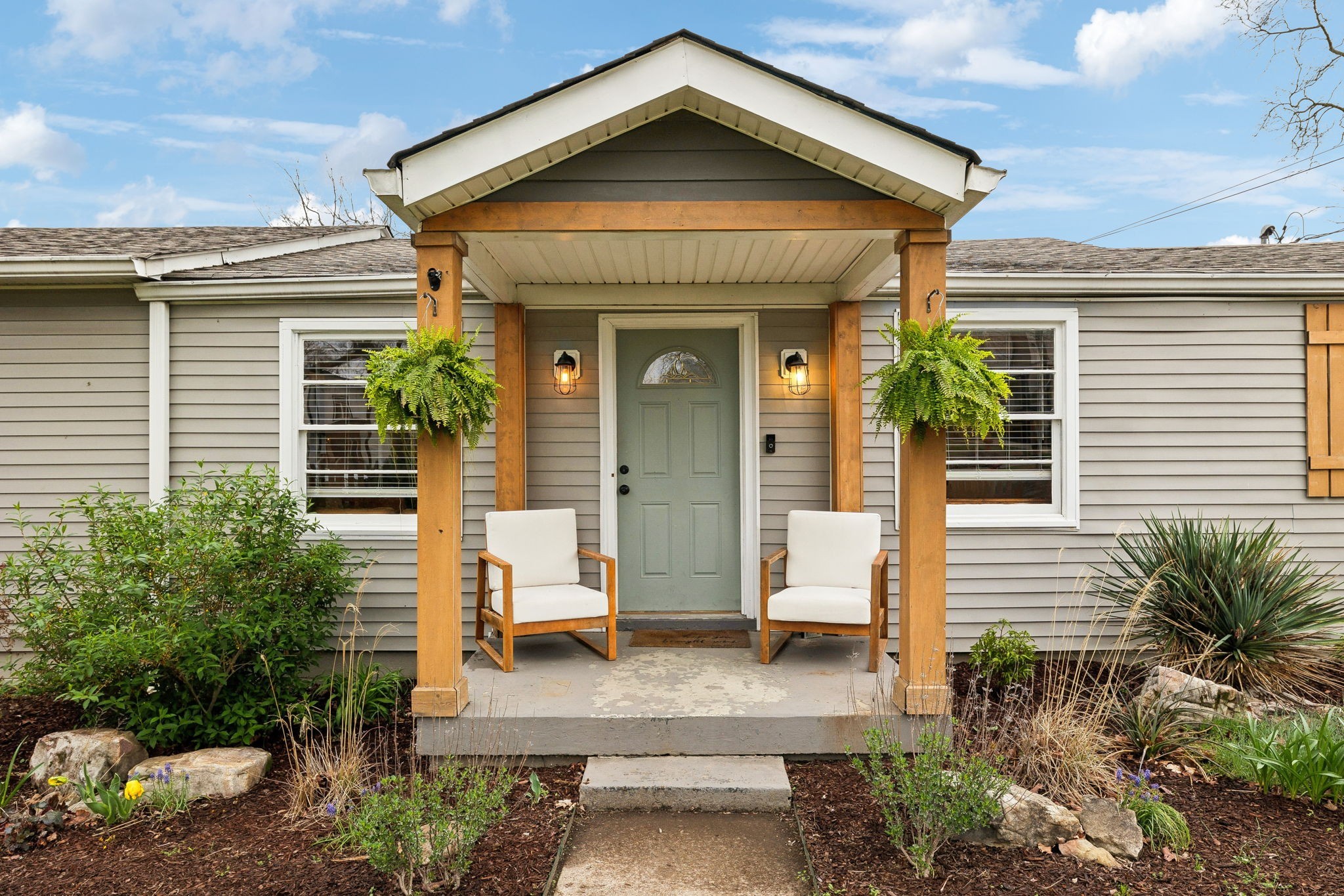 207 Queen Ave