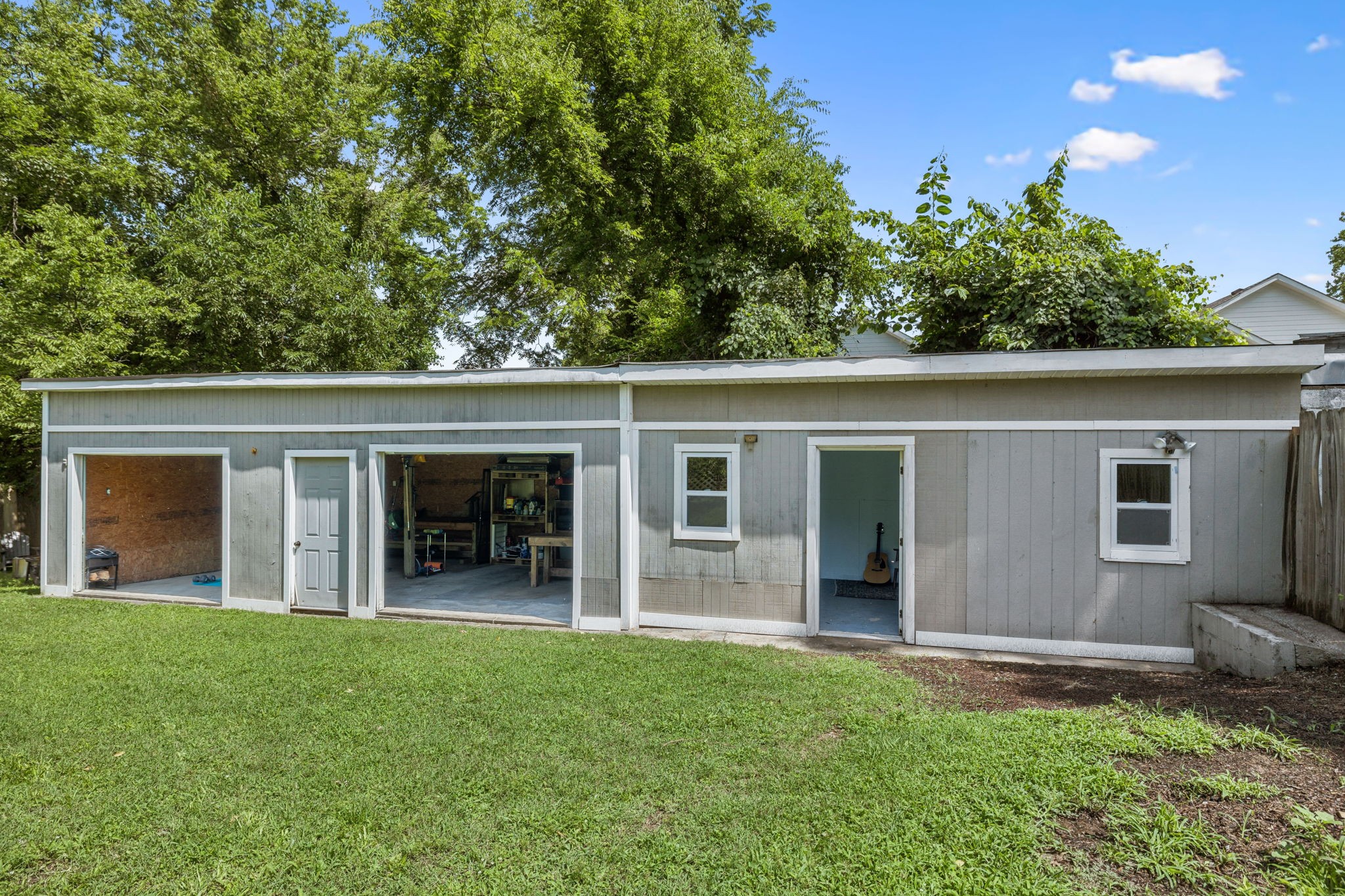 207 Queen Ave