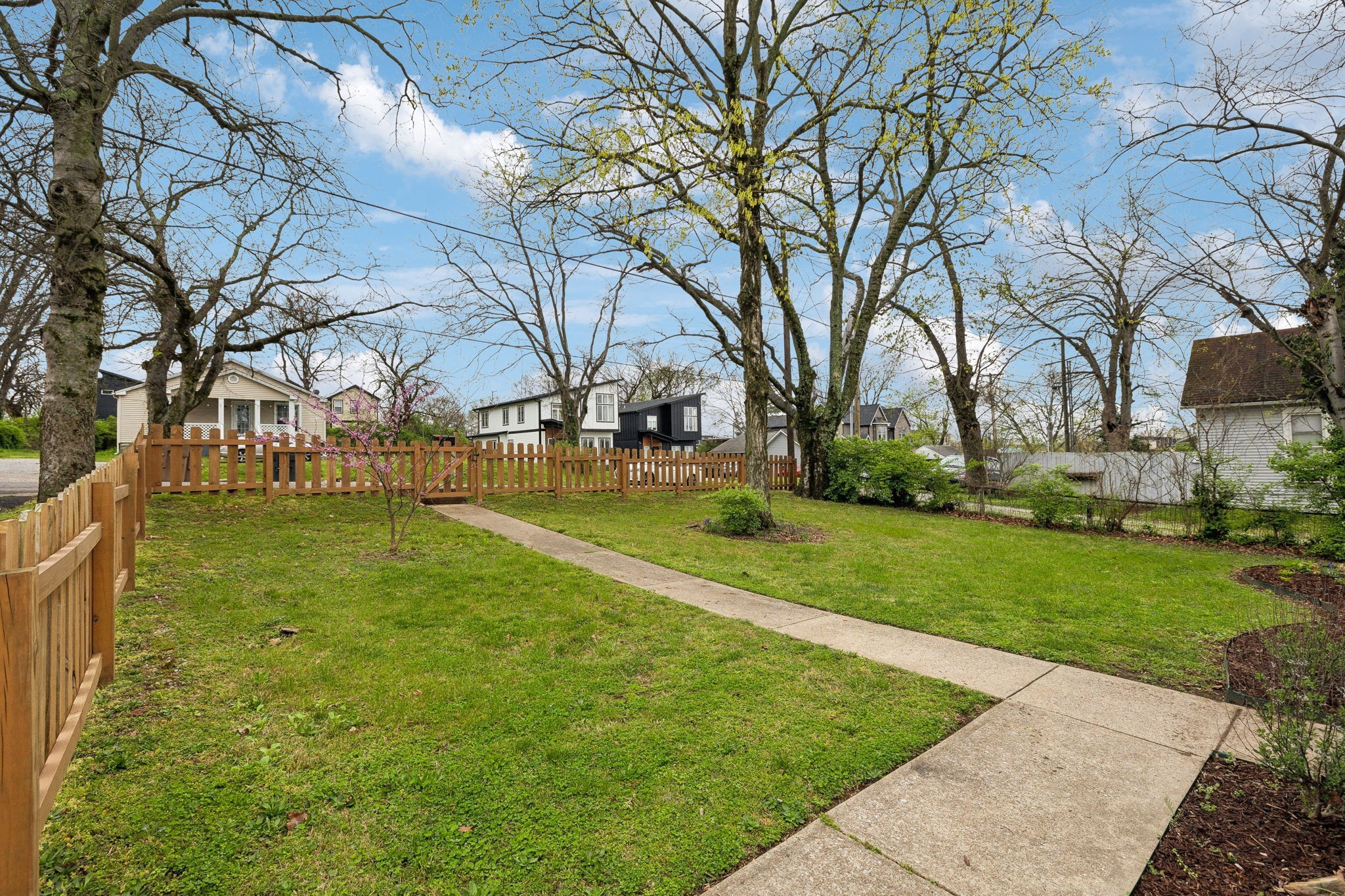 207 Queen Ave