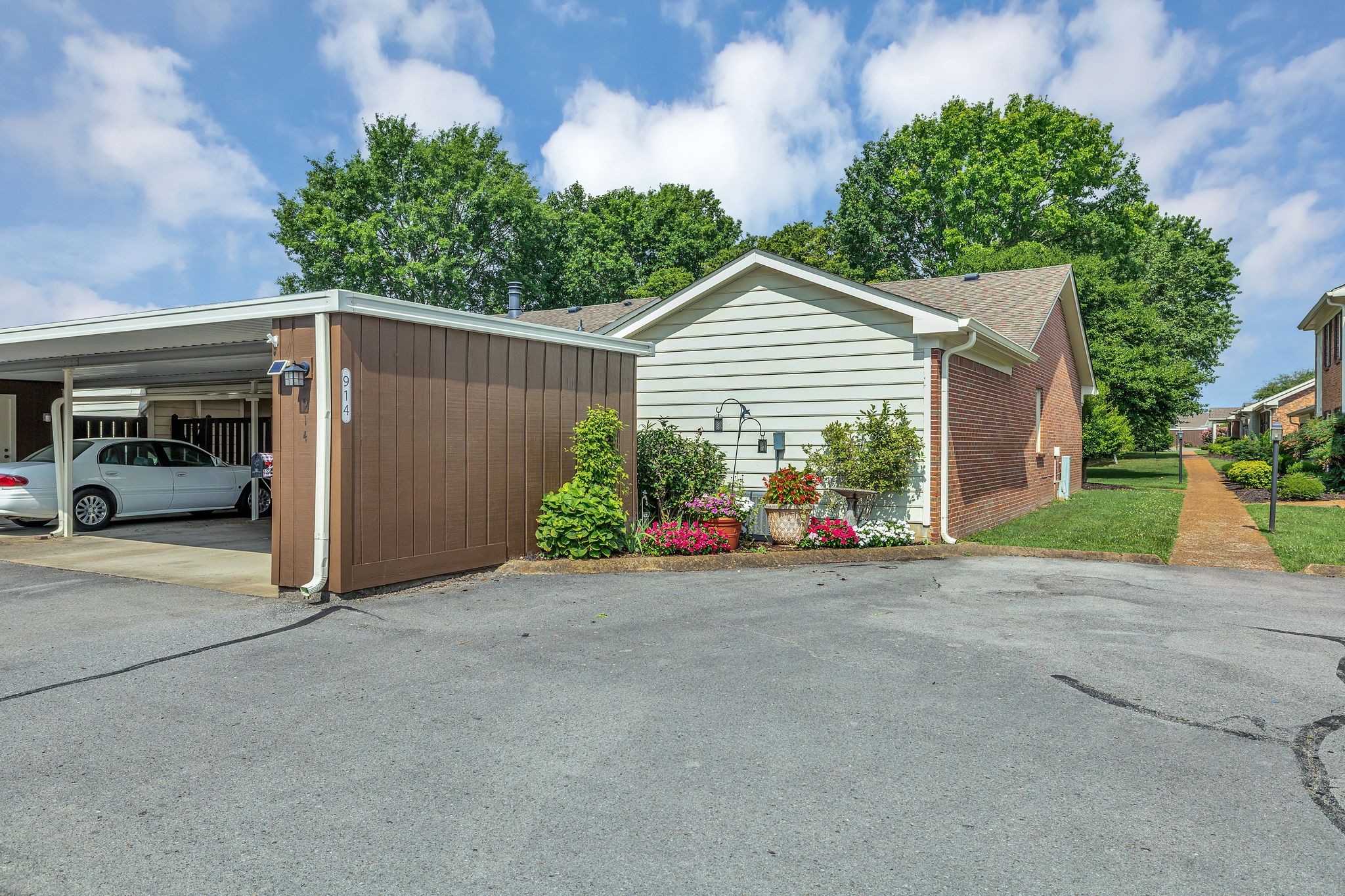 914 E Northfield Blvd