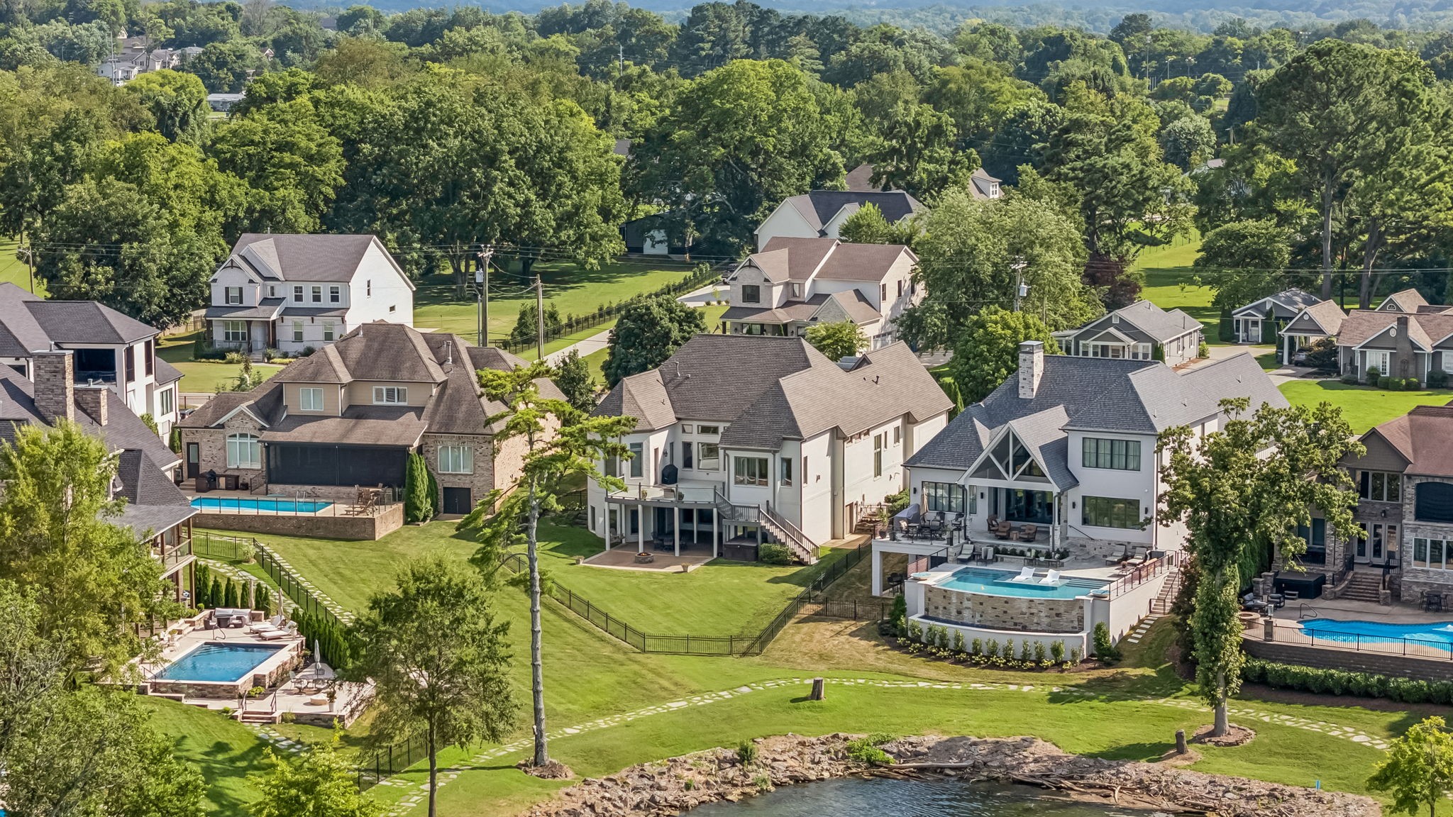 3033 Lakeshore Dr