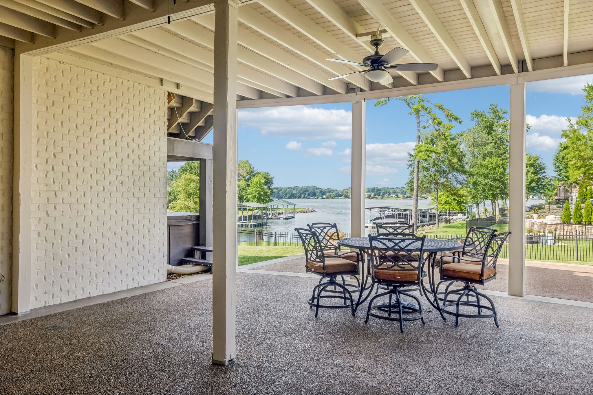 3033 Lakeshore Dr
