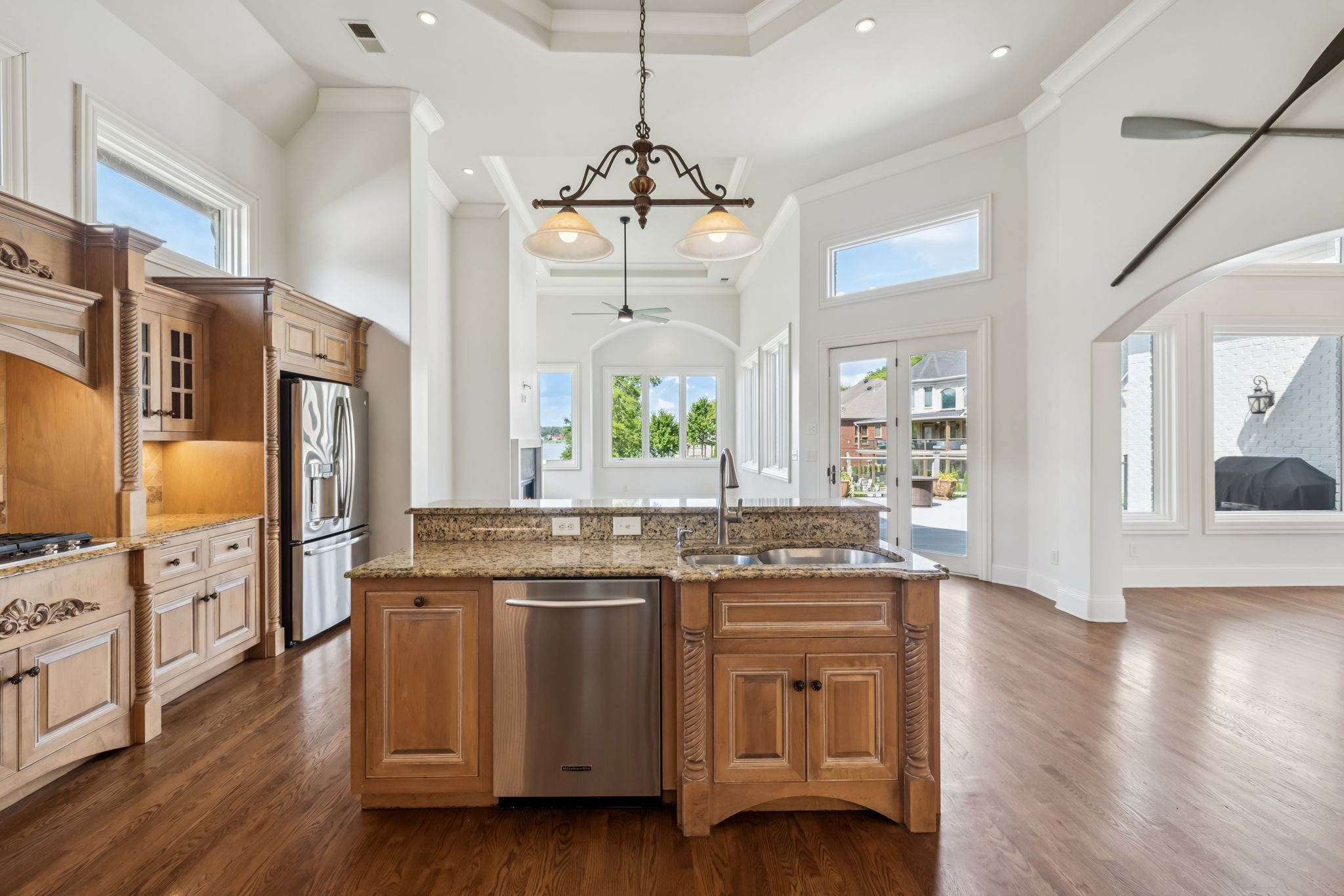 3033 Lakeshore Dr