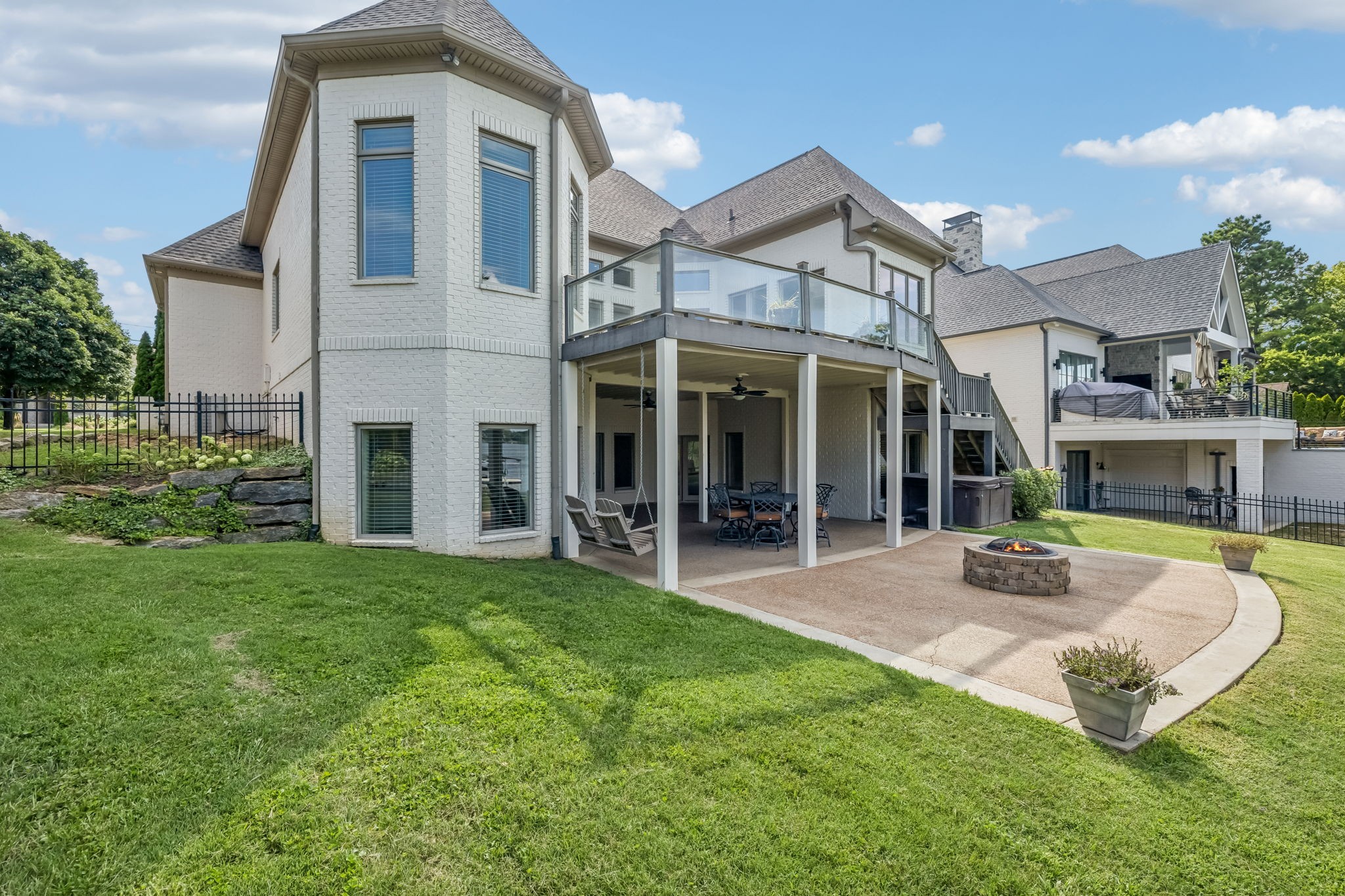 3033 Lakeshore Dr