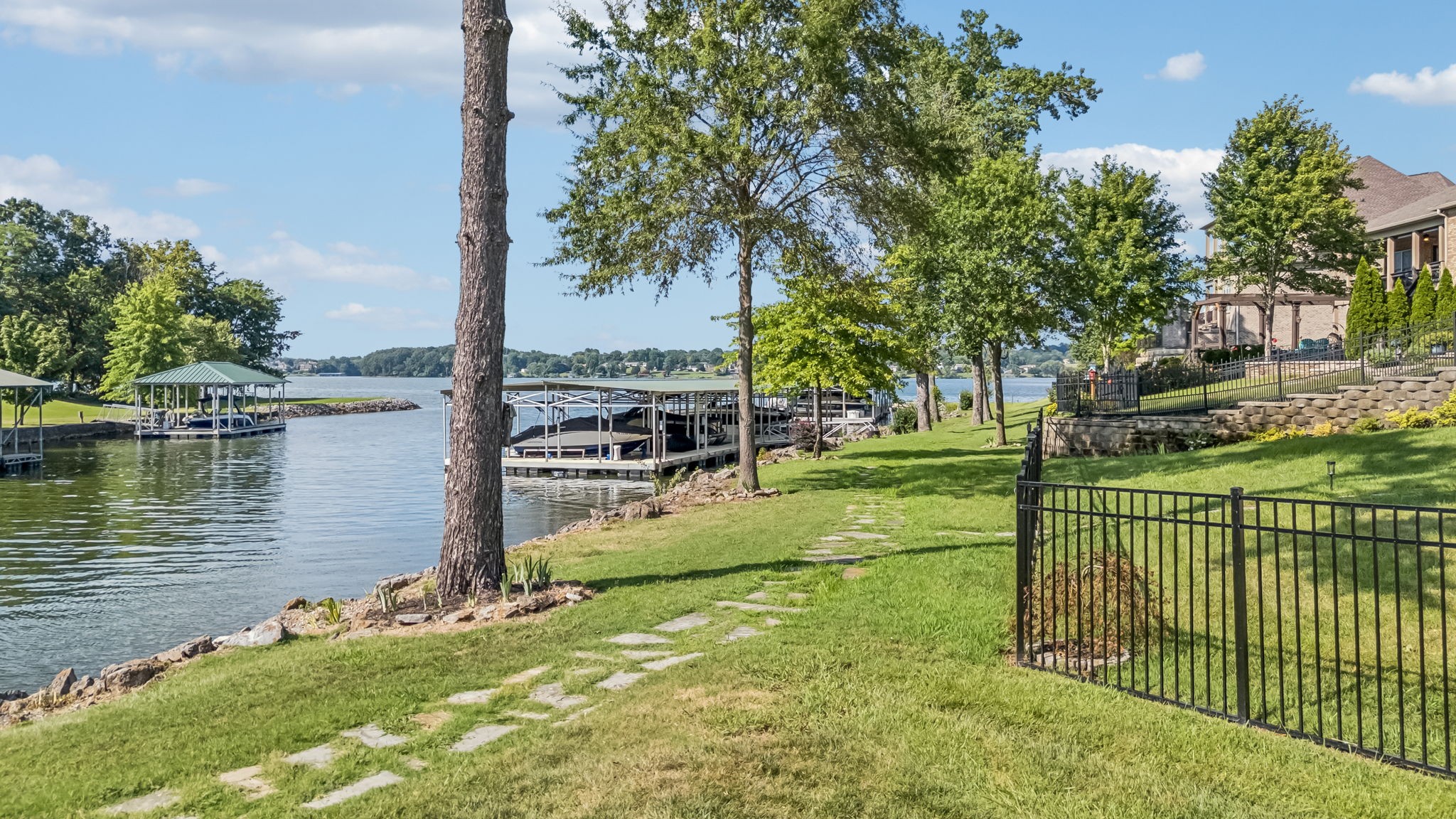 3033 Lakeshore Dr