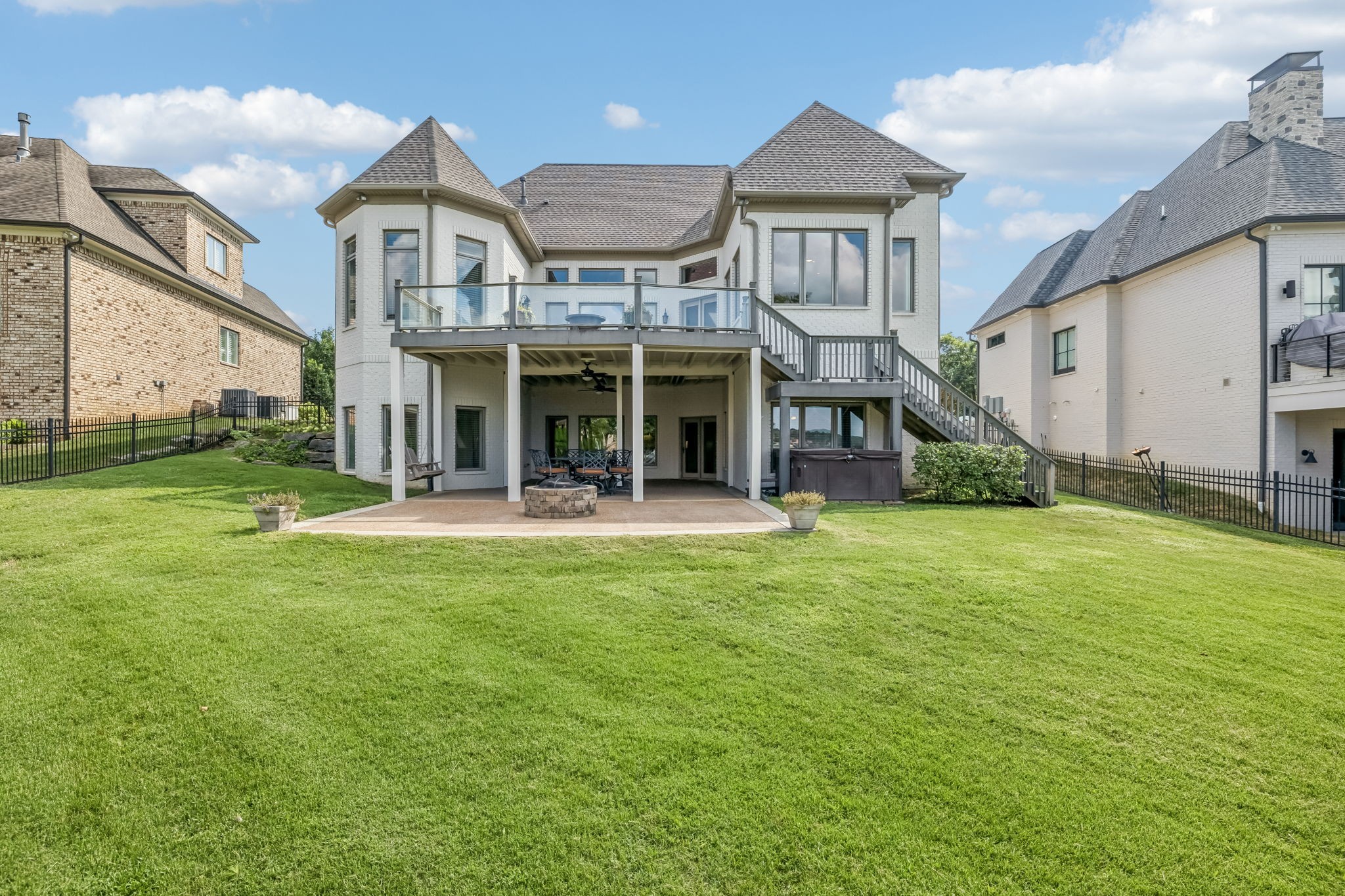 3033 Lakeshore Dr