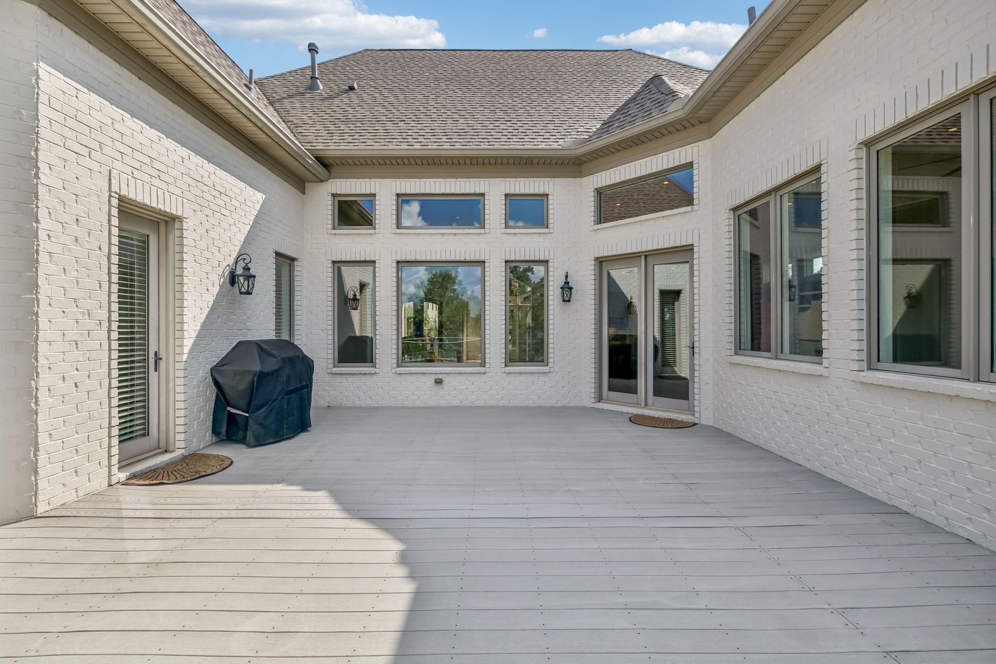 3033 Lakeshore Dr
