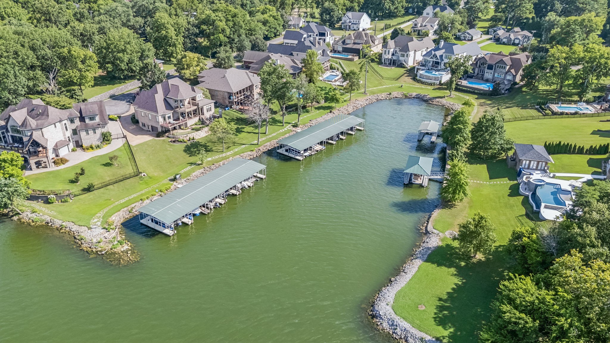 3033 Lakeshore Dr