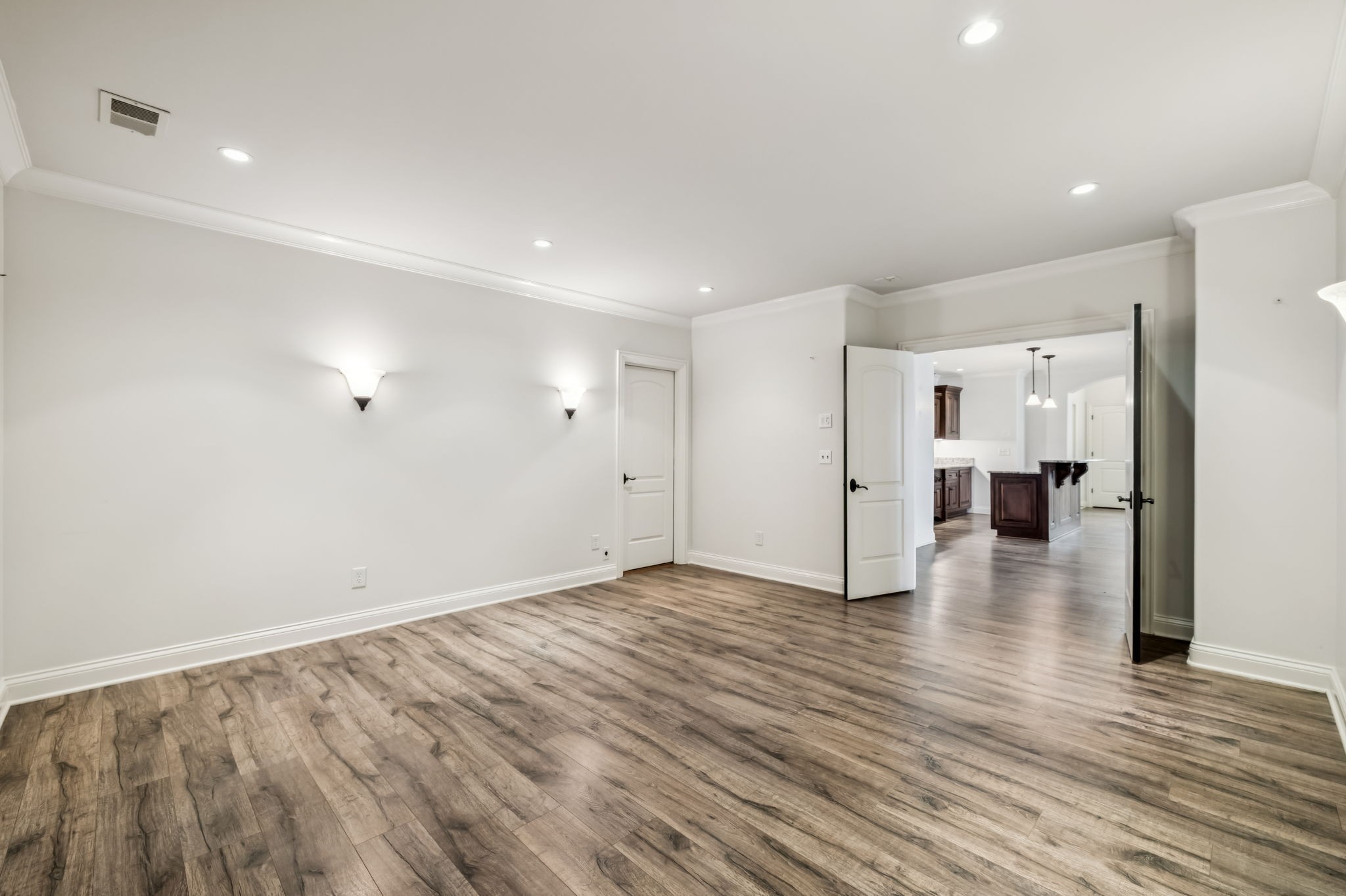 3033 Lakeshore Dr