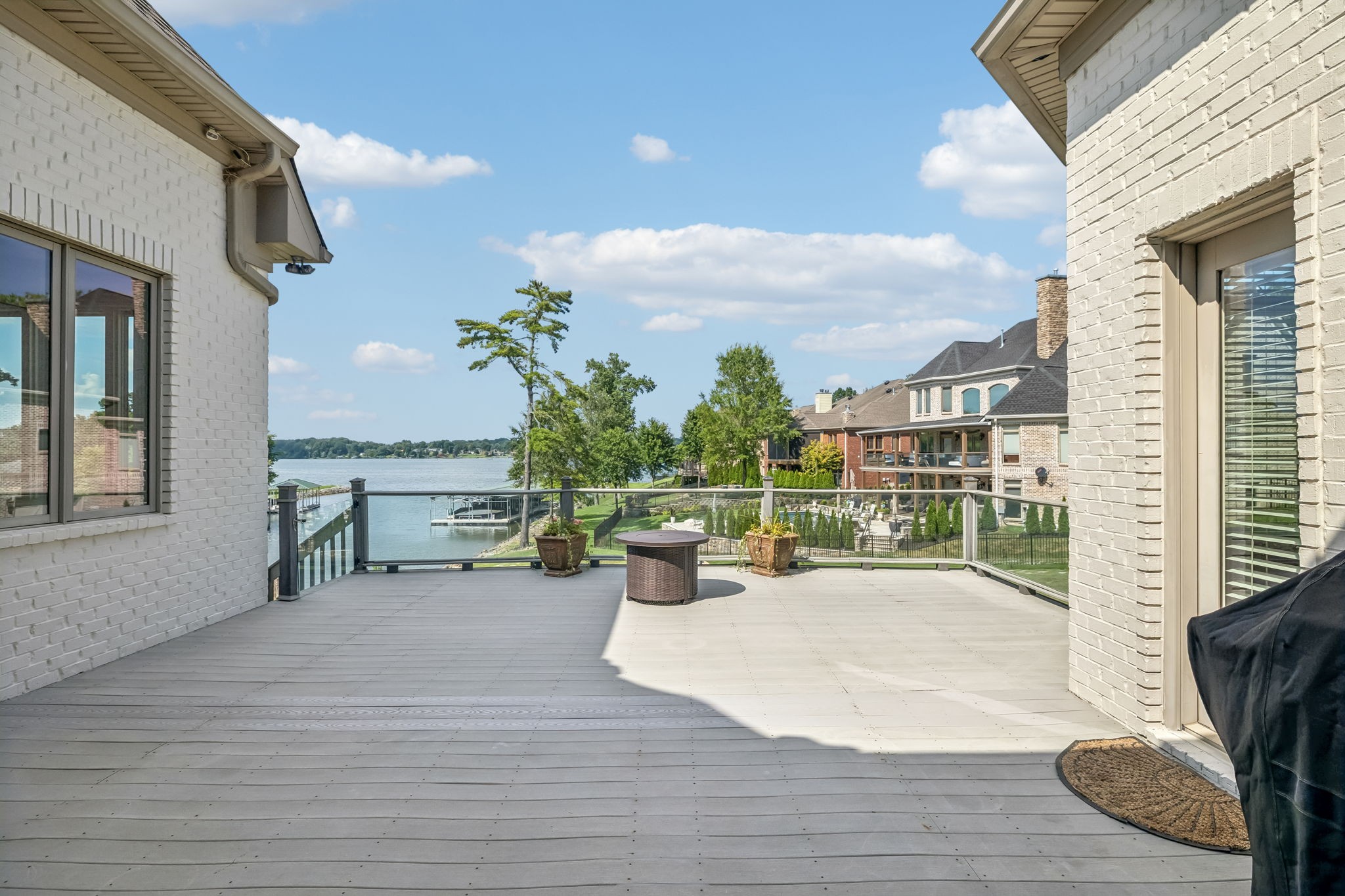 3033 Lakeshore Dr