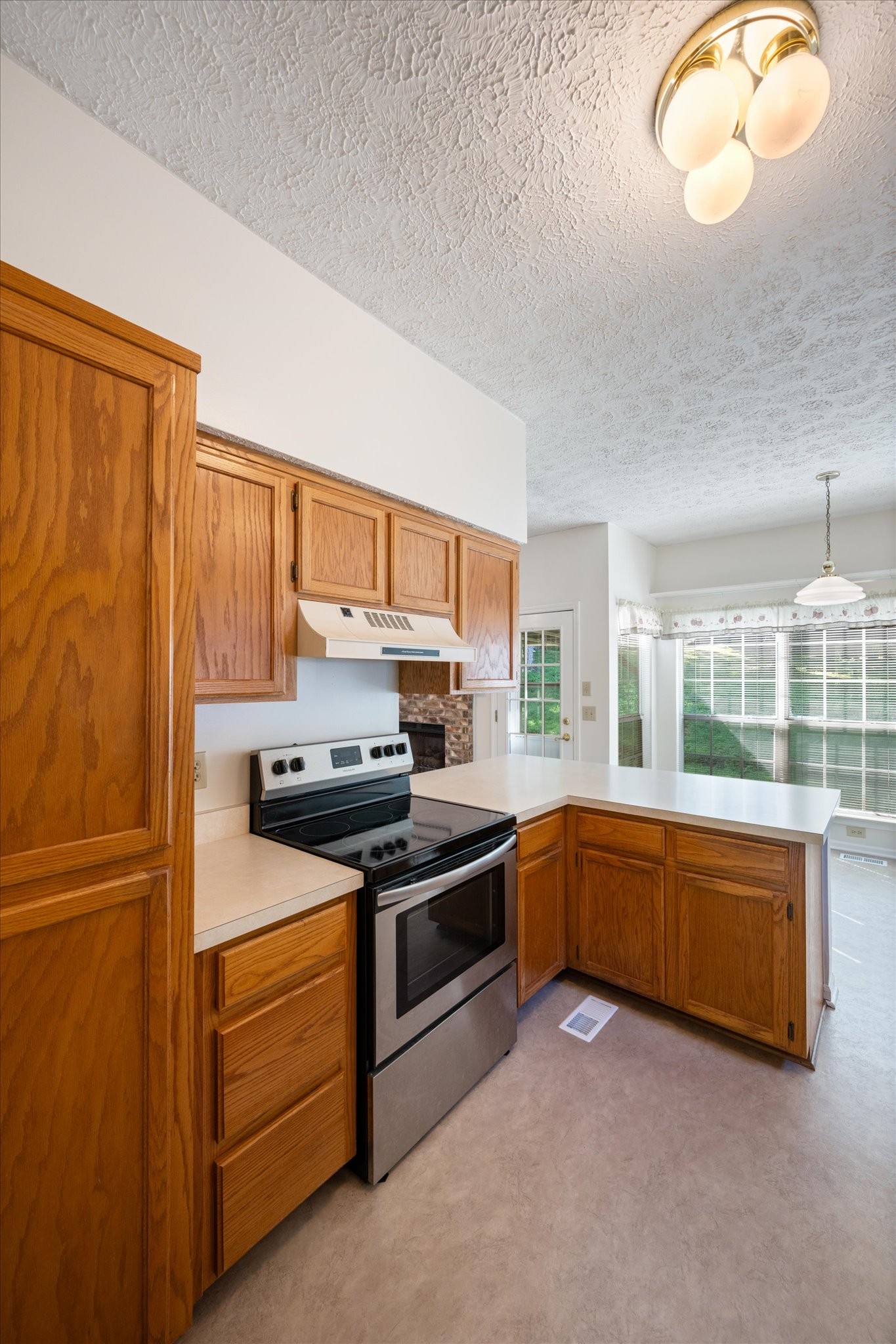 2528 Oak Forest Dr