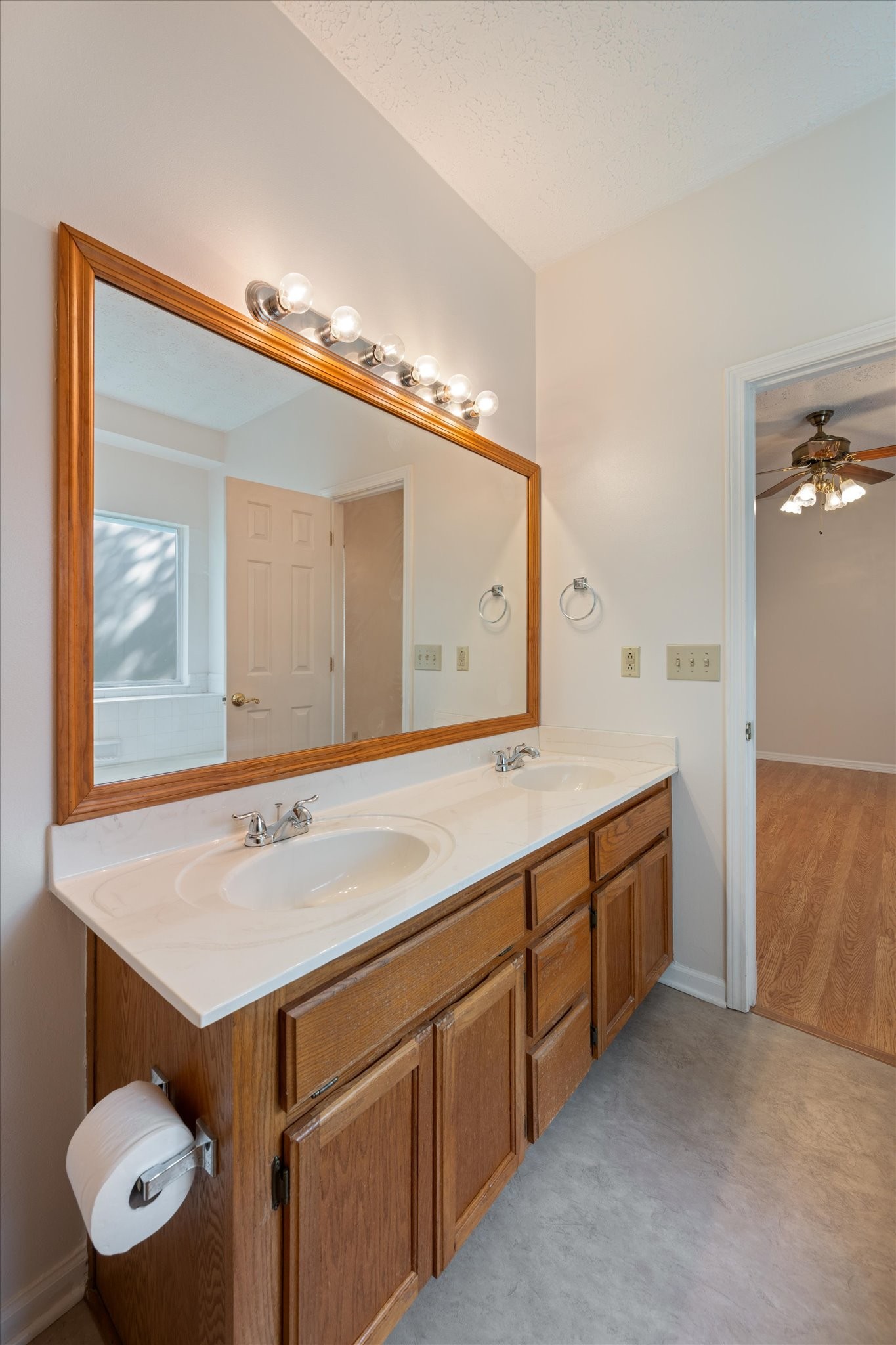 2528 Oak Forest Dr