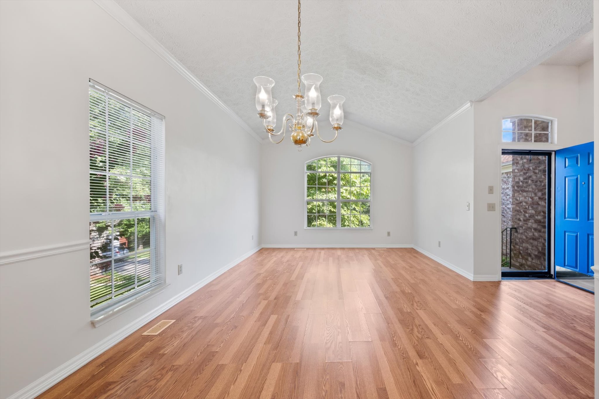2528 Oak Forest Dr