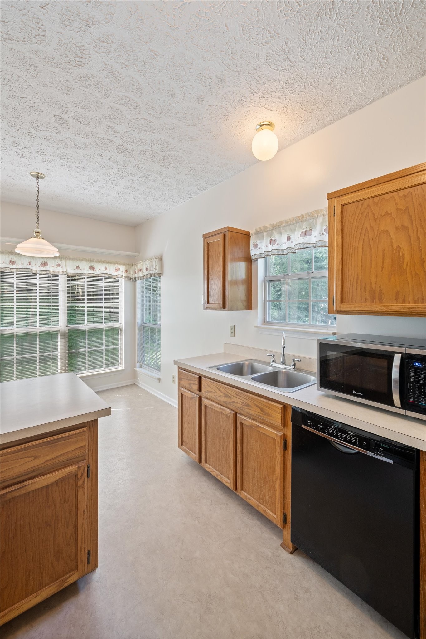 2528 Oak Forest Dr