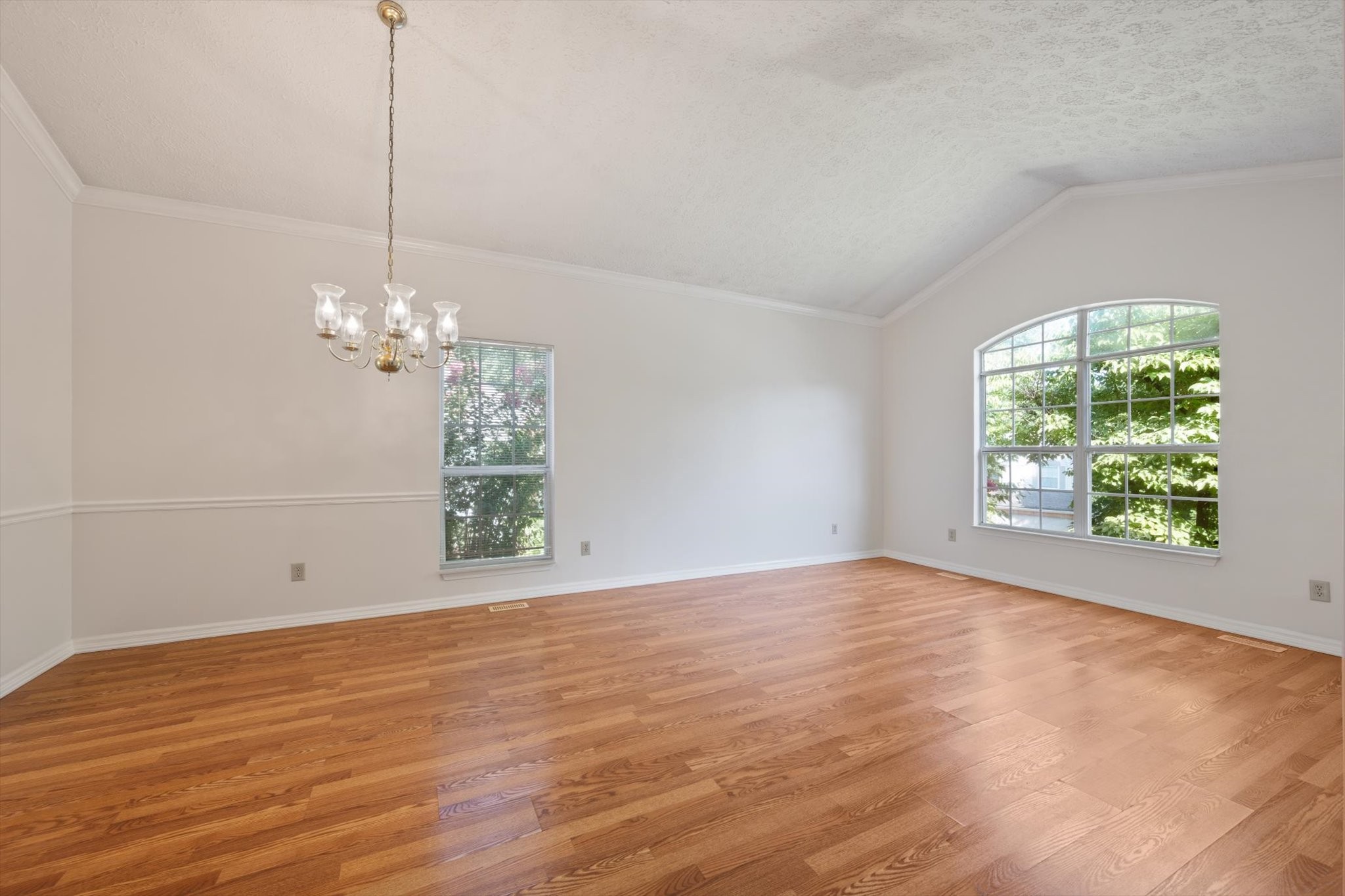2528 Oak Forest Dr