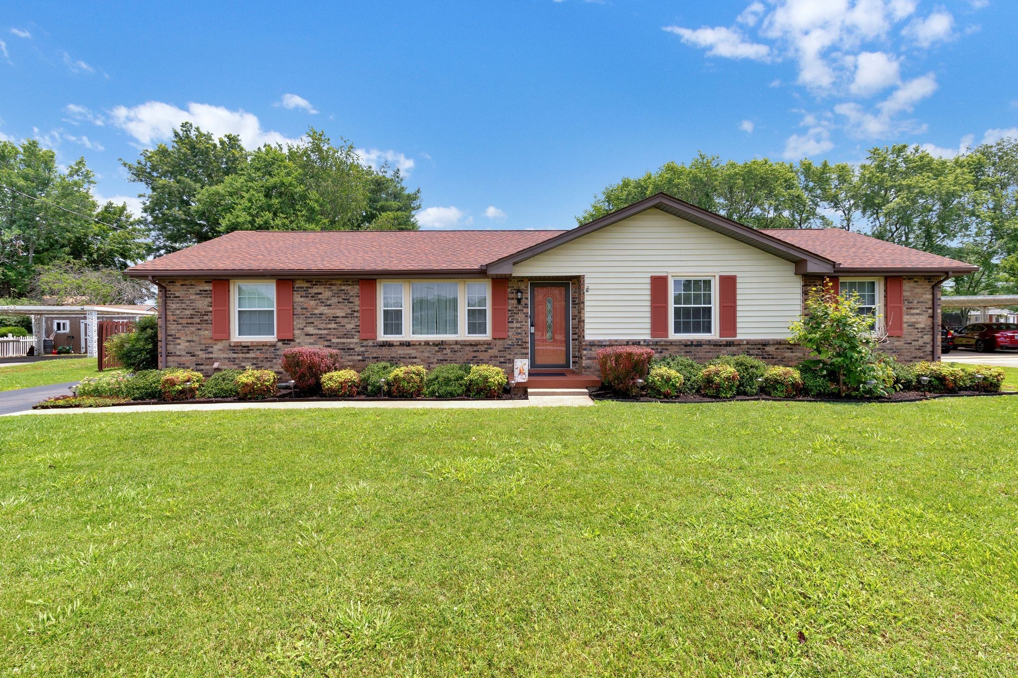 316 W Hutchinson Dr
