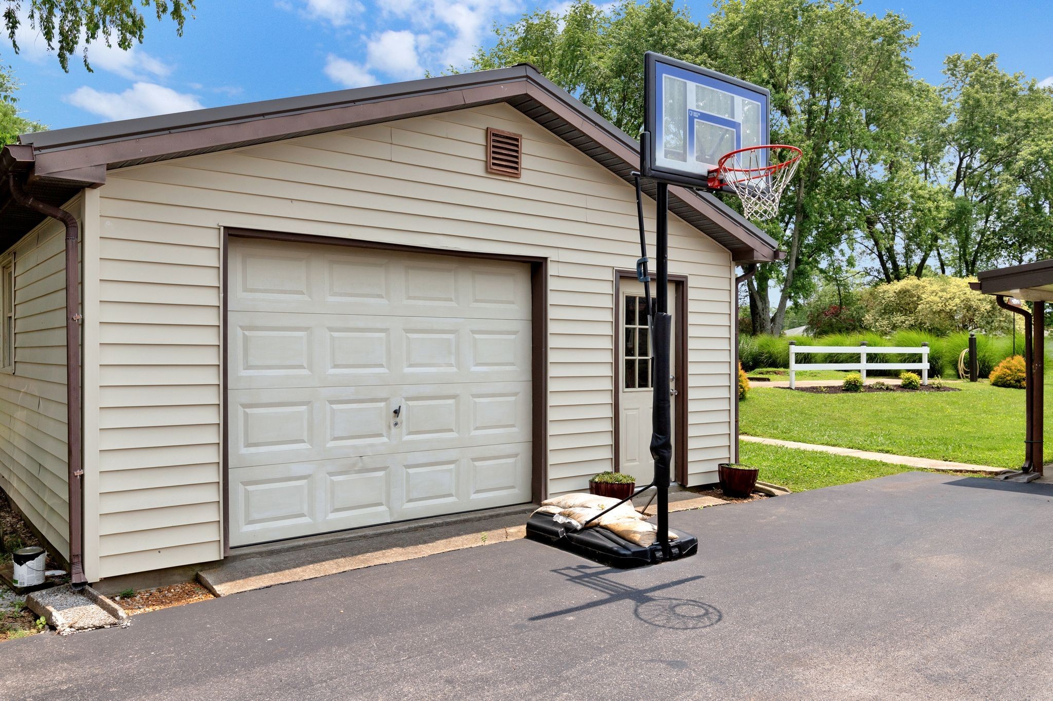 316 W Hutchinson Dr