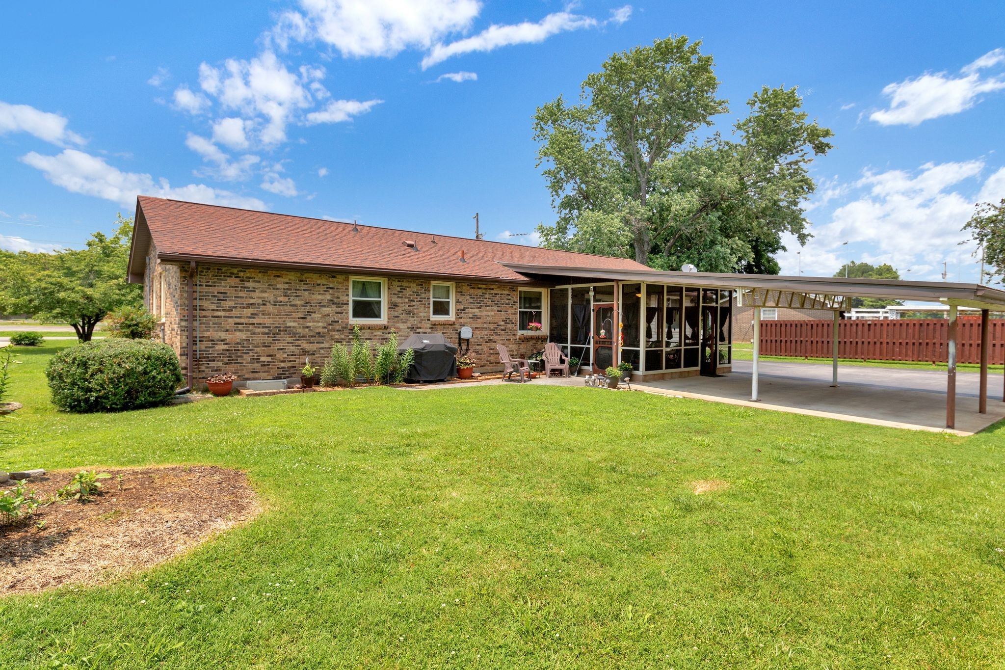 316 W Hutchinson Dr
