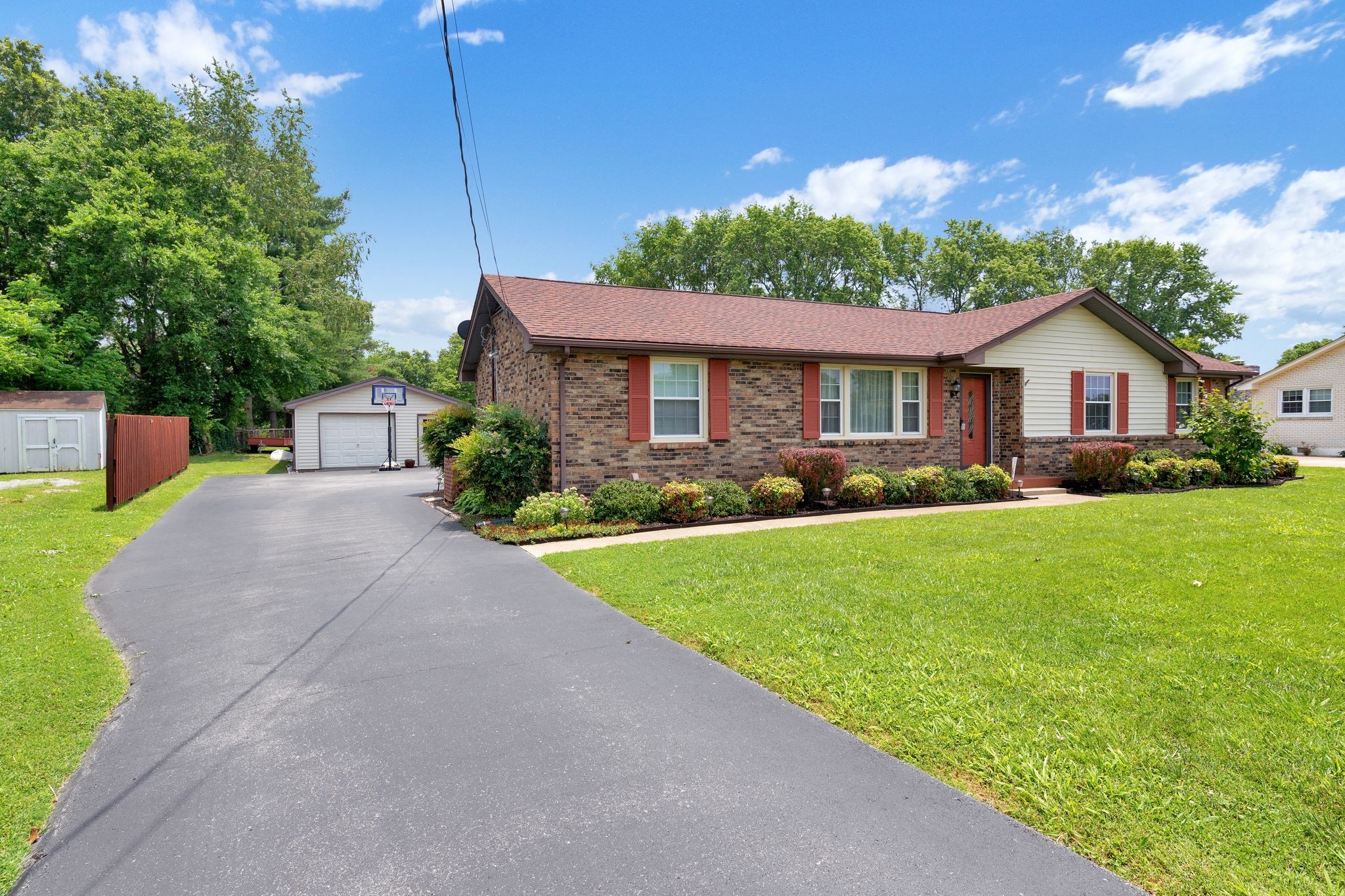 316 W Hutchinson Dr